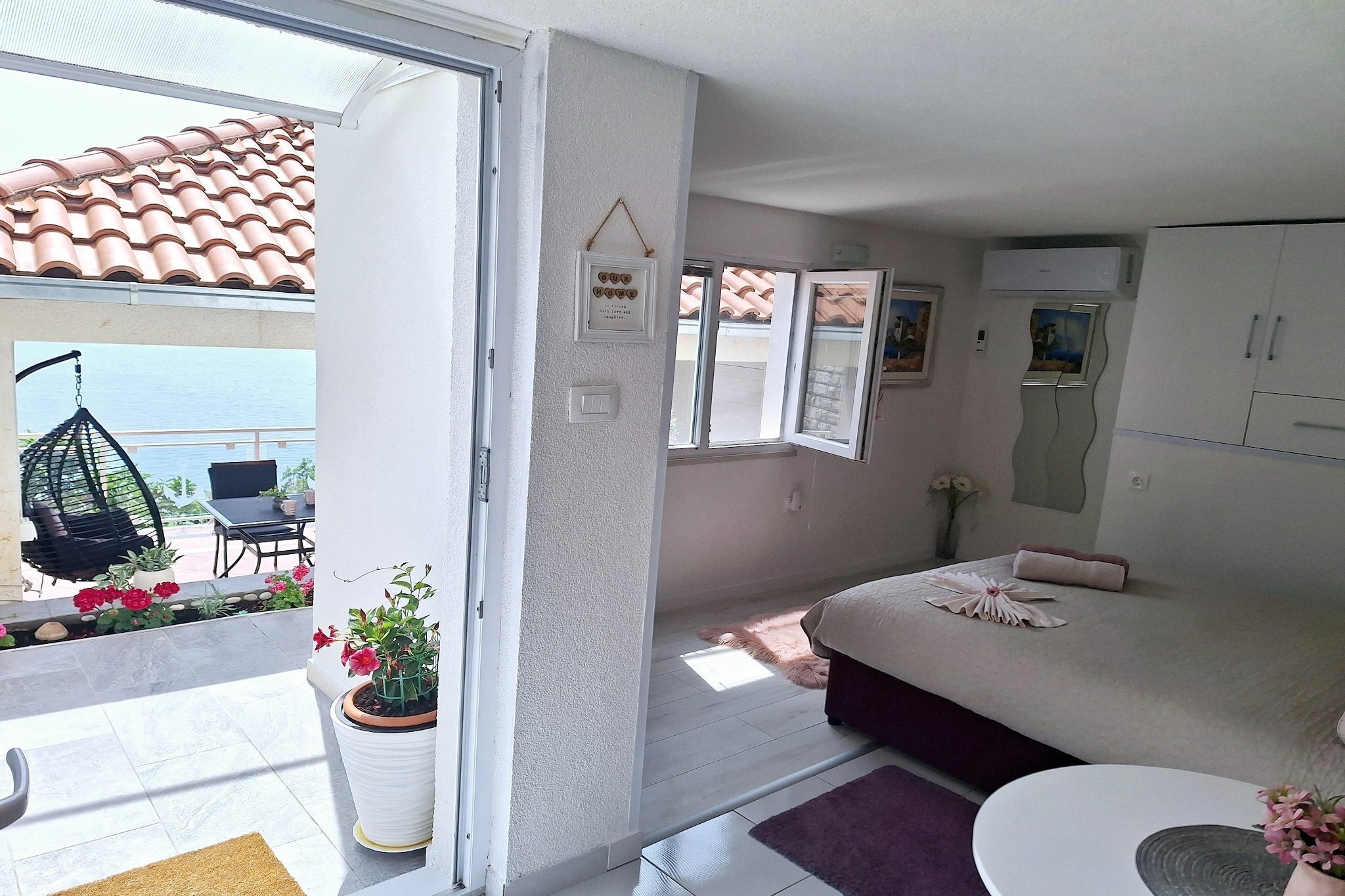 Indy's Beach Apartments- Studio Apartment with Patio and Sea View-Terras