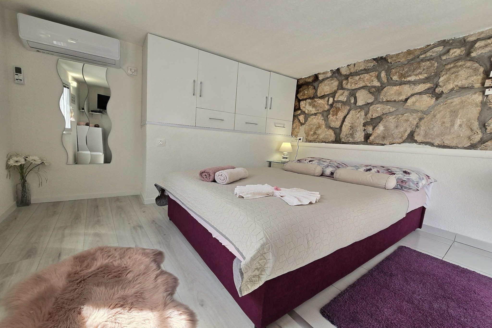 Indy's Beach Apartments- Studio Apartment with Patio and Sea View-Slaapkamer