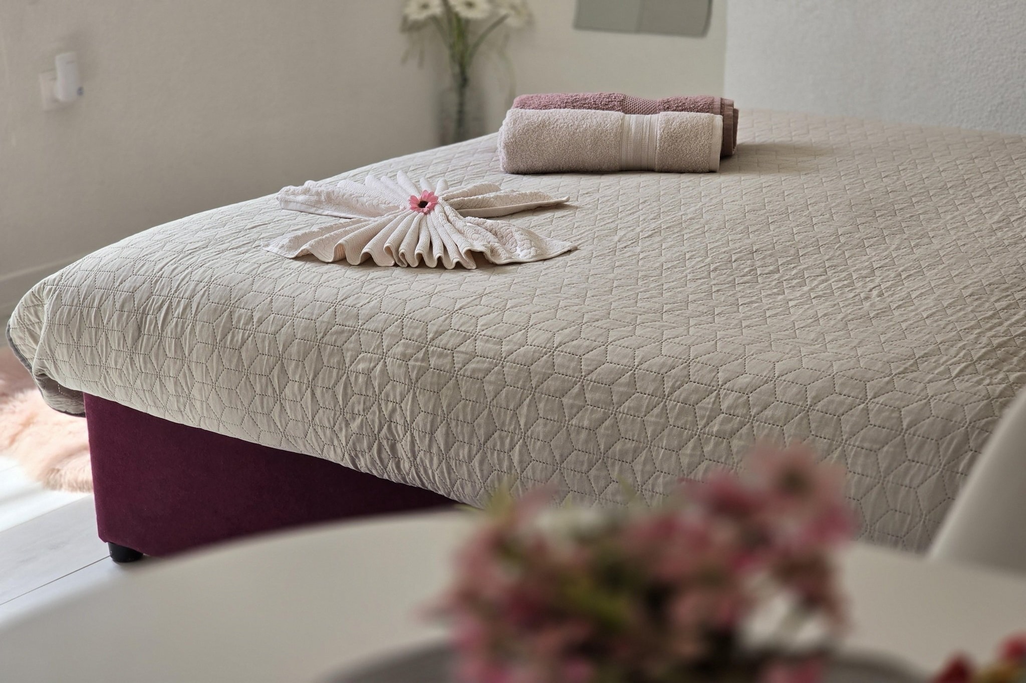 Indy's Beach Apartments- Studio Apartment with Patio and Sea View-Slaapkamer