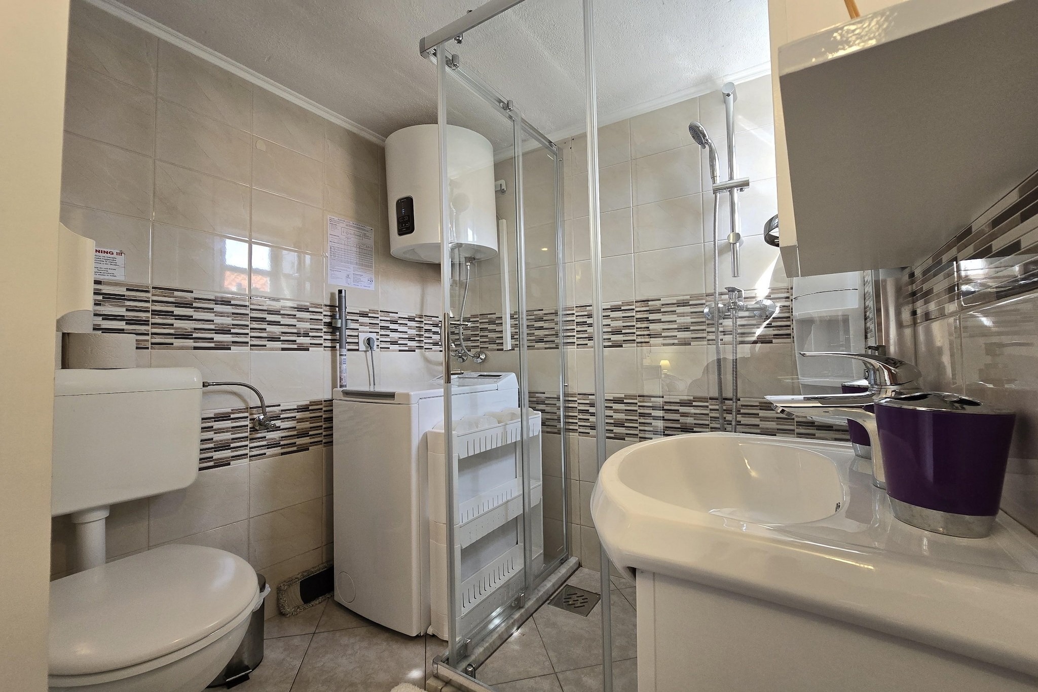 Indy's Beach Apartments- Studio Apartment with Patio and Sea View-Badkamer