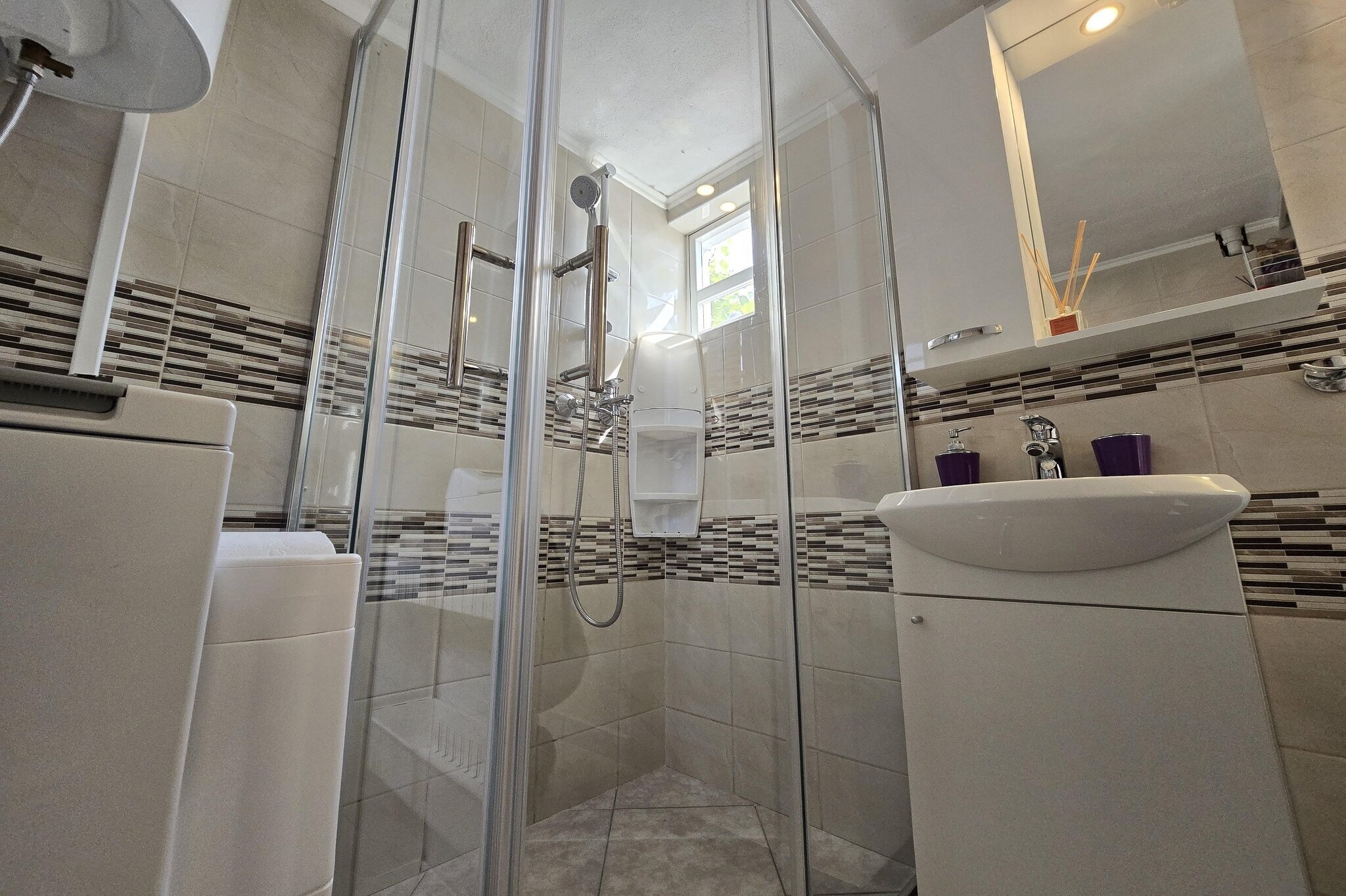 Indy's Beach Apartments- Studio Apartment with Patio and Sea View-Badkamer