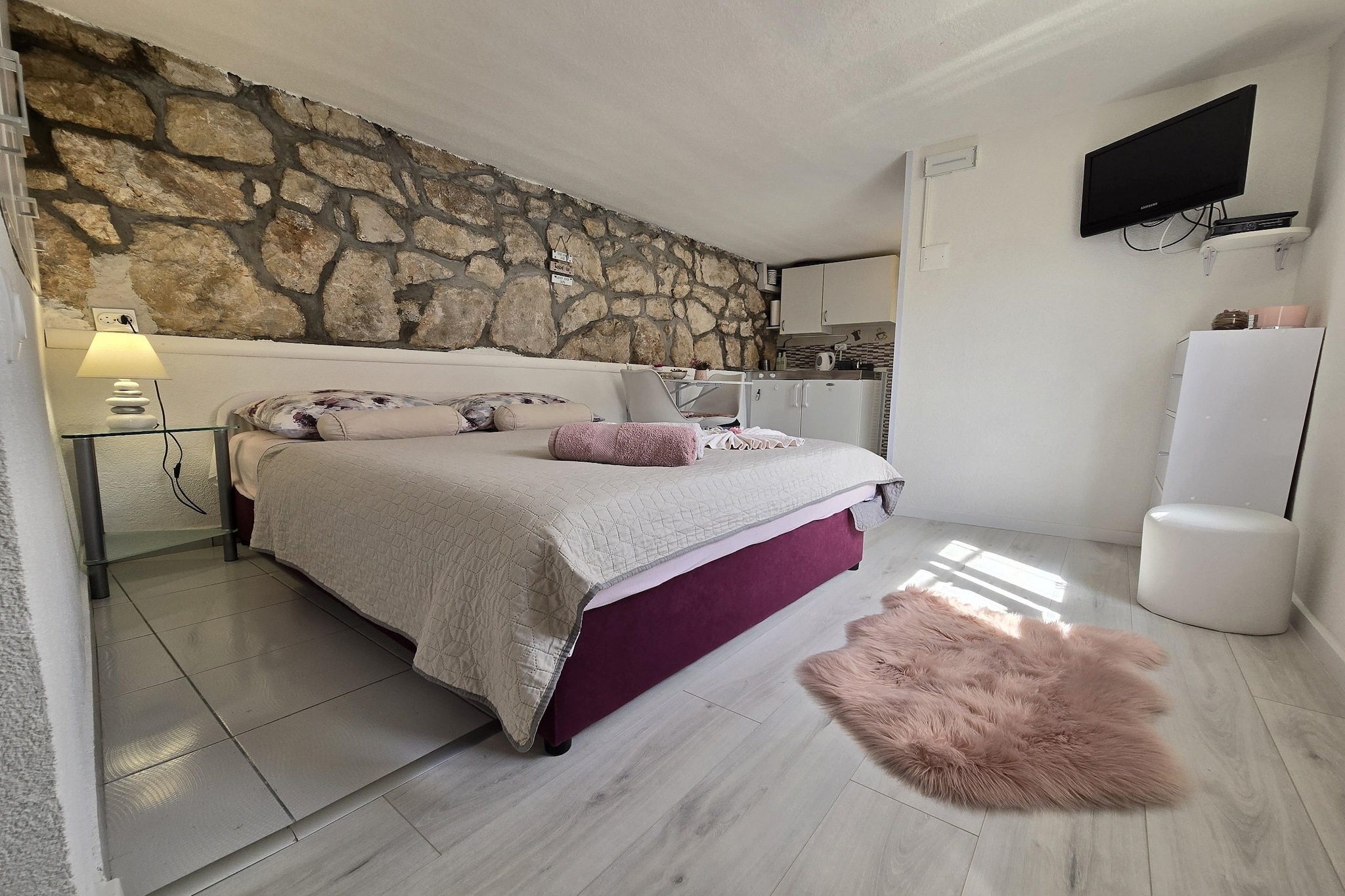 Indy's Beach Apartments- Studio Apartment with Patio and Sea View-Slaapkamer