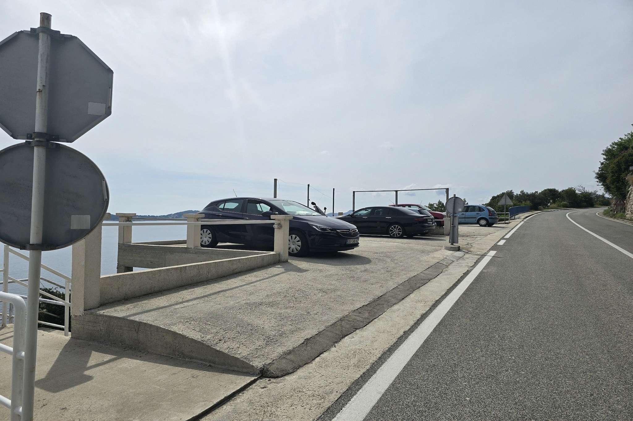 Indy's Beach Apartments- Studio Apartment with Patio and Sea View-Parkeerplaats