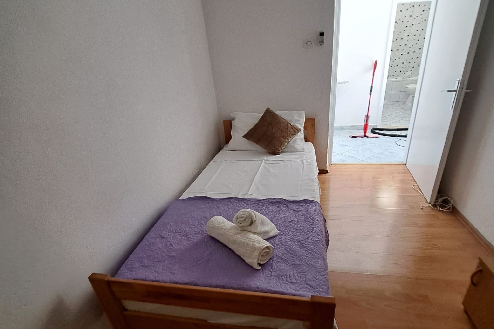 Apartment Marko (ST) - Three Bedroom Apartment with Balcony and Garden View-Chambre