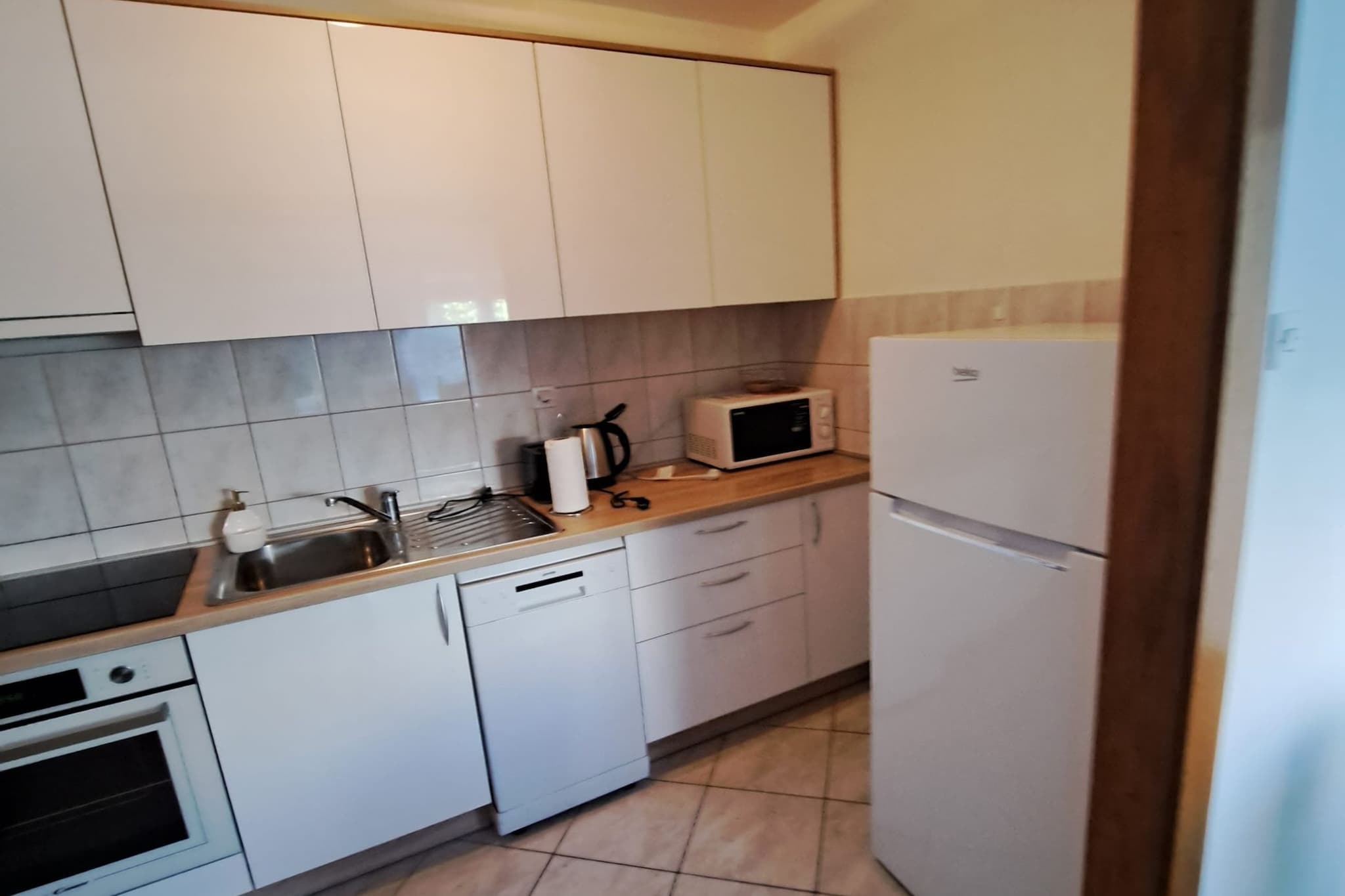 Apartment Marko (ST) - Three Bedroom Apartment with Balcony and Garden View-Cuisine