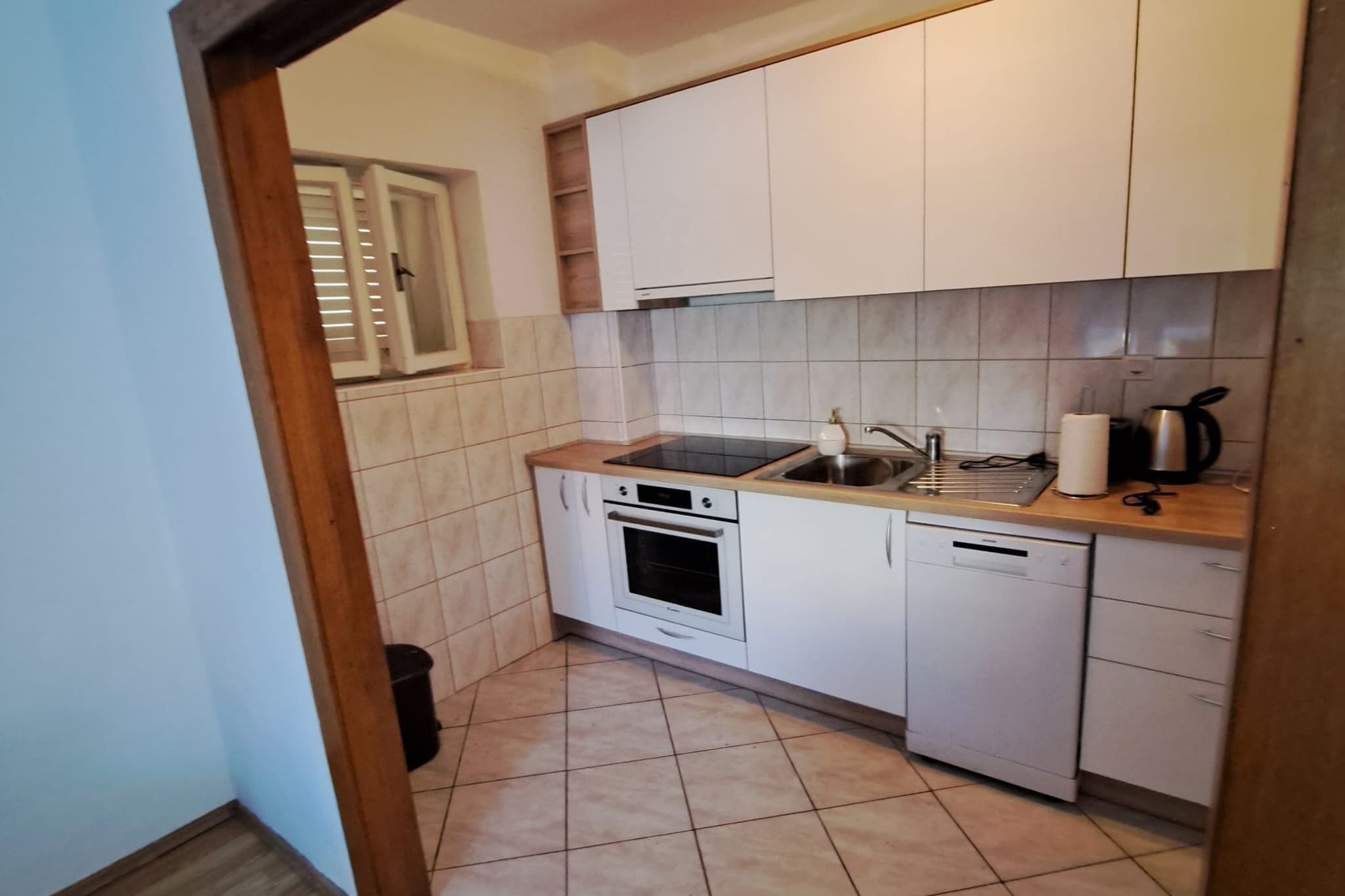 Apartment Marko (ST) - Three Bedroom Apartment with Balcony and Garden View-Cuisine