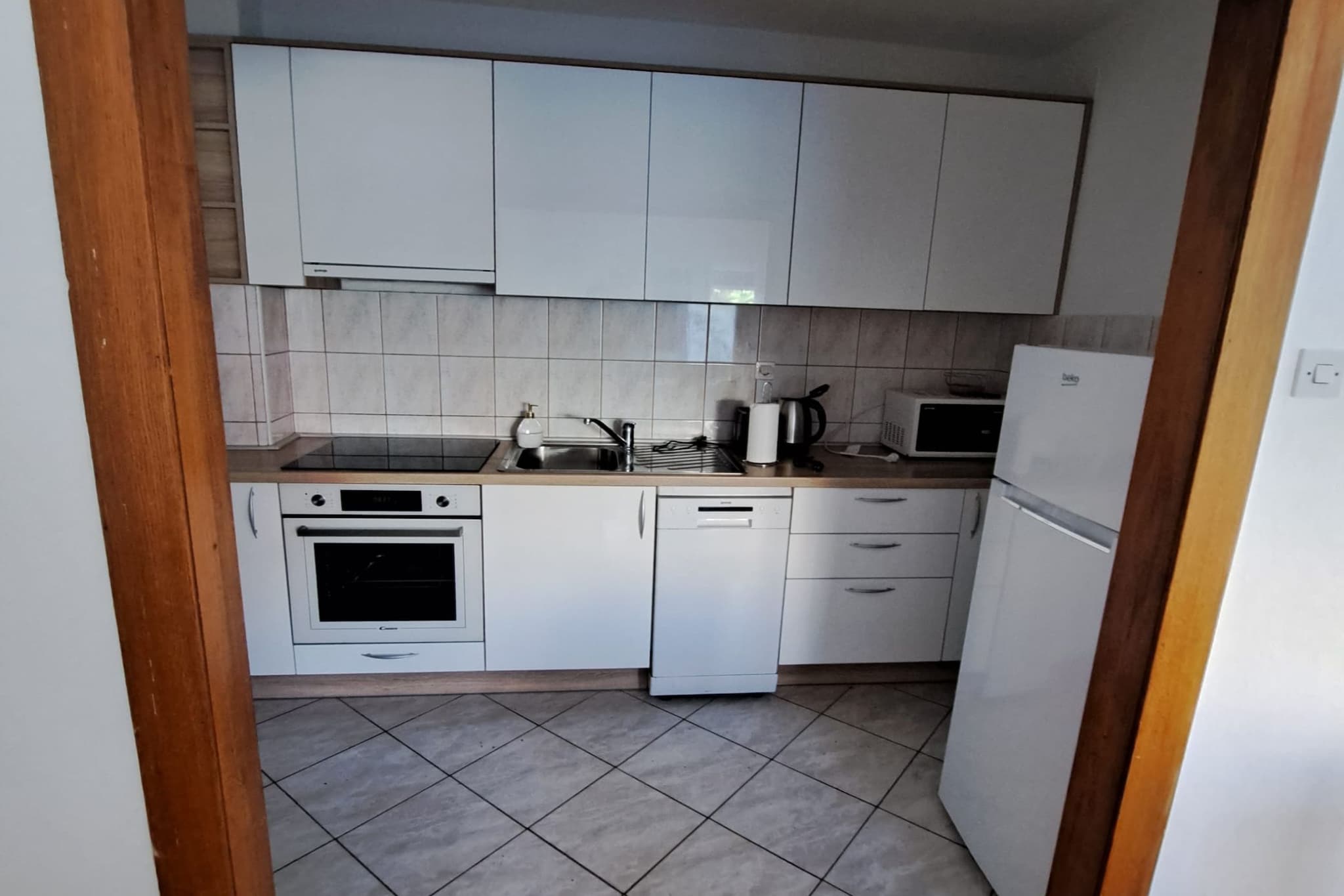 Apartment Marko (ST) - Three Bedroom Apartment with Balcony and Garden View-Cuisine
