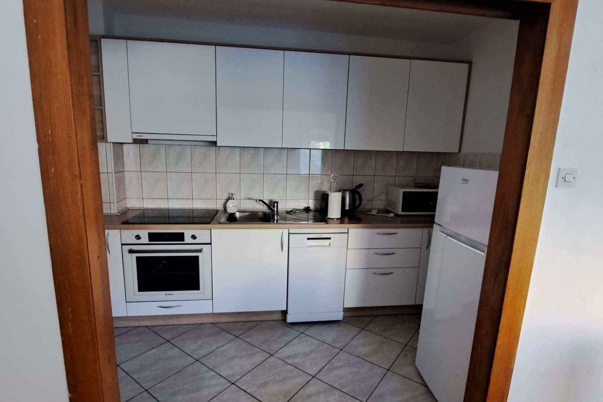 Apartment Marko (ST) - Three Bedroom Apartment with Balcony and Garden View-Cuisine