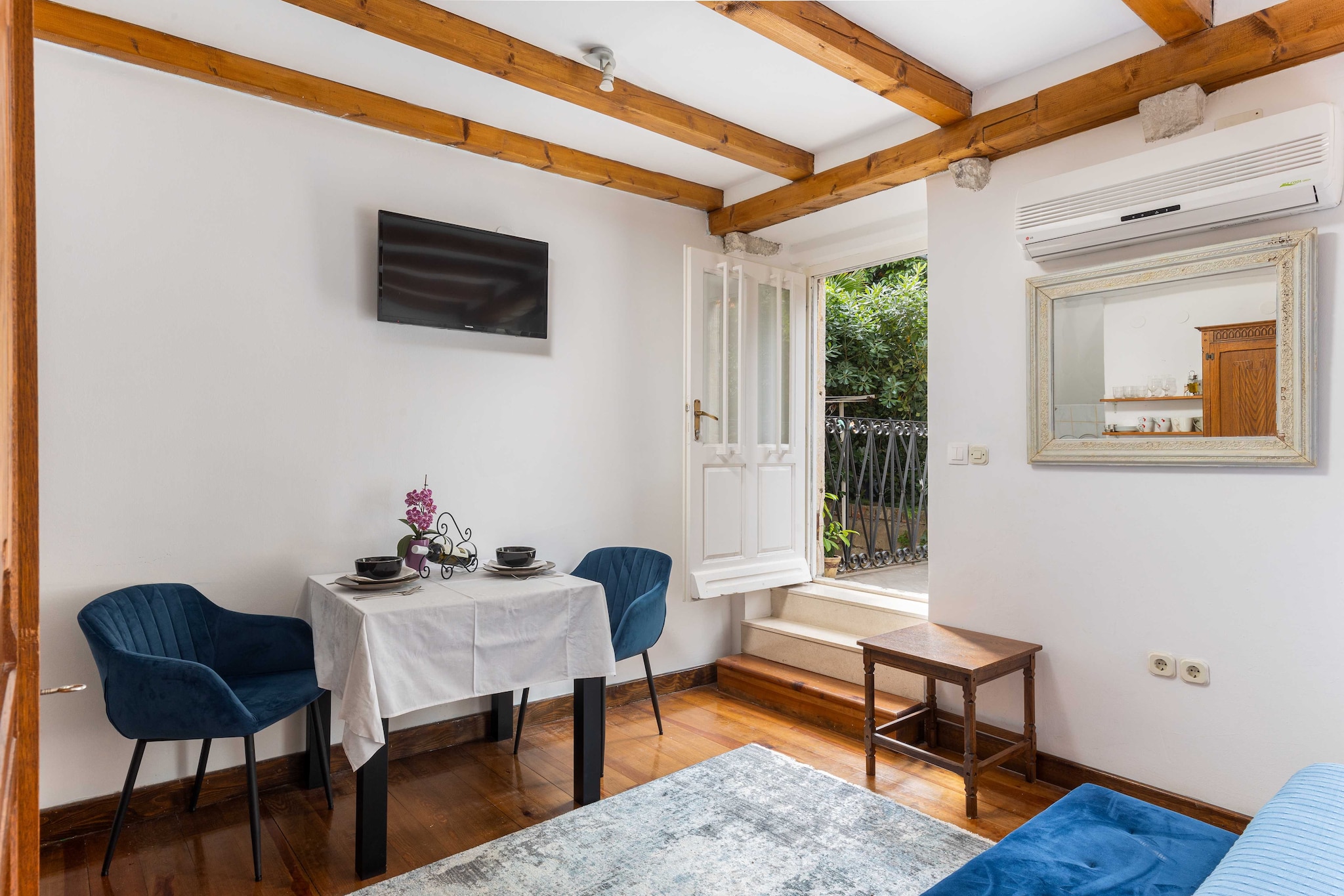 Apartment Taura -  Studio Apartment with Balcony and Old City View-Binnen