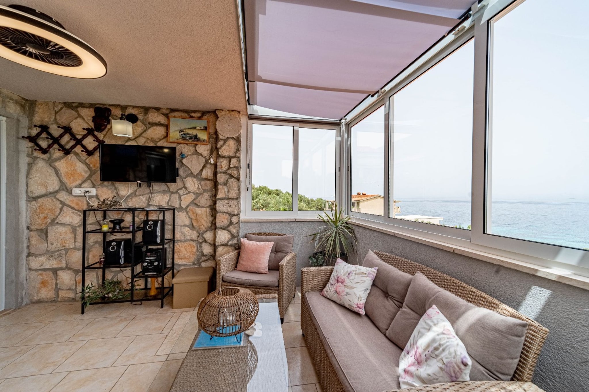 Stone House Blaca - Two Bedroom Stone House with Terrace and Sea View-Woonkamer