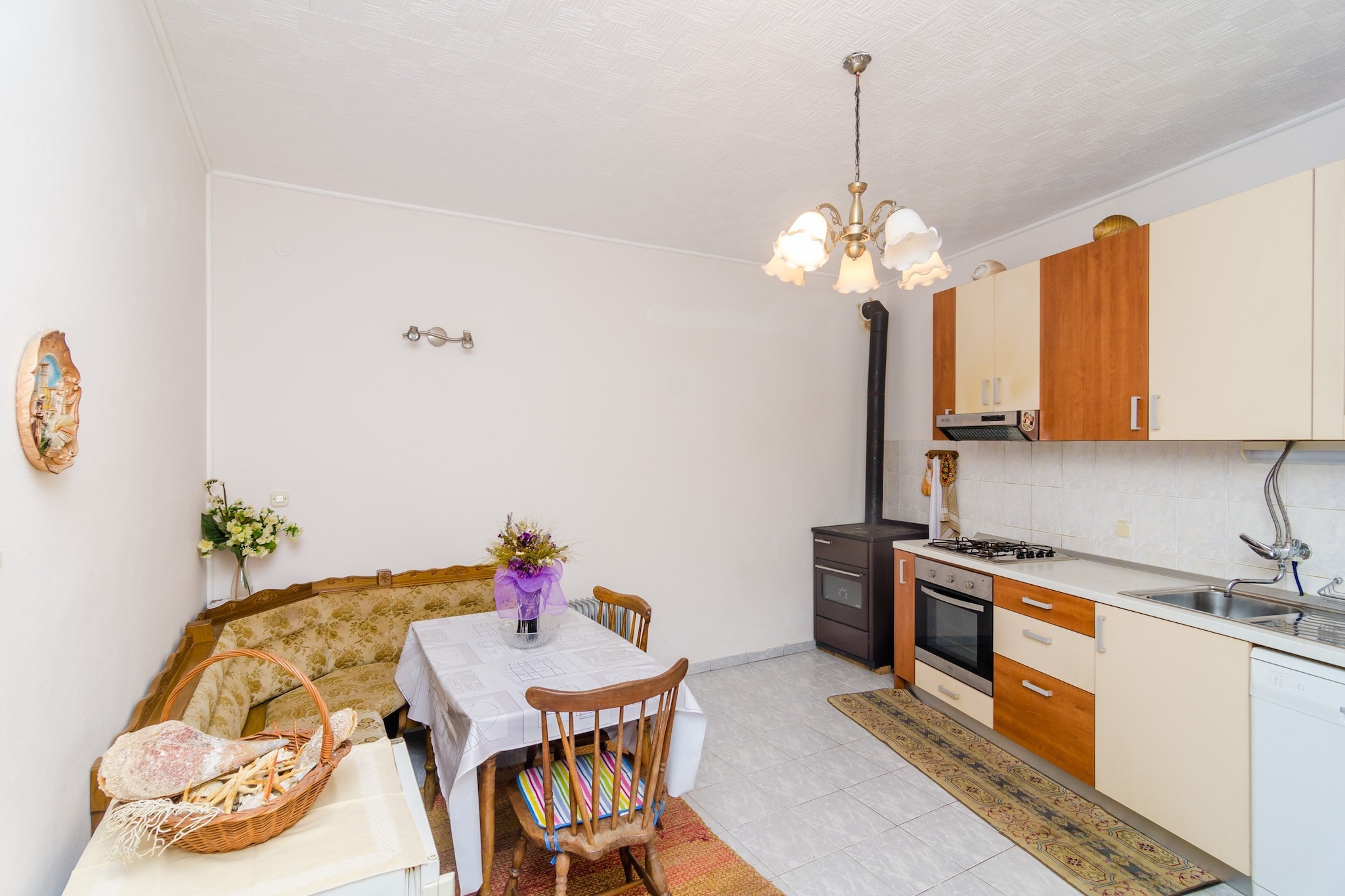 Apartments Rašica Molunat are located in Molunat, a quiet little place in Konavle region, 30 minutes ride to the Old Town of Cavtat and an hour a ride to the Old Town of Dubrovnik. Guest will have unlimited access to WiFi. Free private parking is available on site and luggage storage is available since the owner lives in the house.
Clothes washing is available upon request with additional extra charge of 5 euros.

This one-bedroom apartment features free WiFi, air-conditioning and SAT LCD TV, well equipped kitchen with dining area, and a private bathroom. Common terraces and balconies with outdoor kitchen and BBQ are also at your disposal. Ironing facilities are on guests disposal.

Molunat Bay, where the accommodation is located is perfect place for relaxing vacation.  It is a small tourist and fishing village, situated 27 km from Cavtat and 43.5 km from Dubrovnik, known for it's peaceful beauty of the untouched nature, sandy beaches, thick pine woods and beautiful blue sea, while archaeological findings confirms that Molunat has been inhabited since the ancient times. It is ideal place for a quiet family vacation away from the city crowd.

Dubrovnik Airport, located in Čilipi, is 20 km away from the Apartments Rašica Molunat