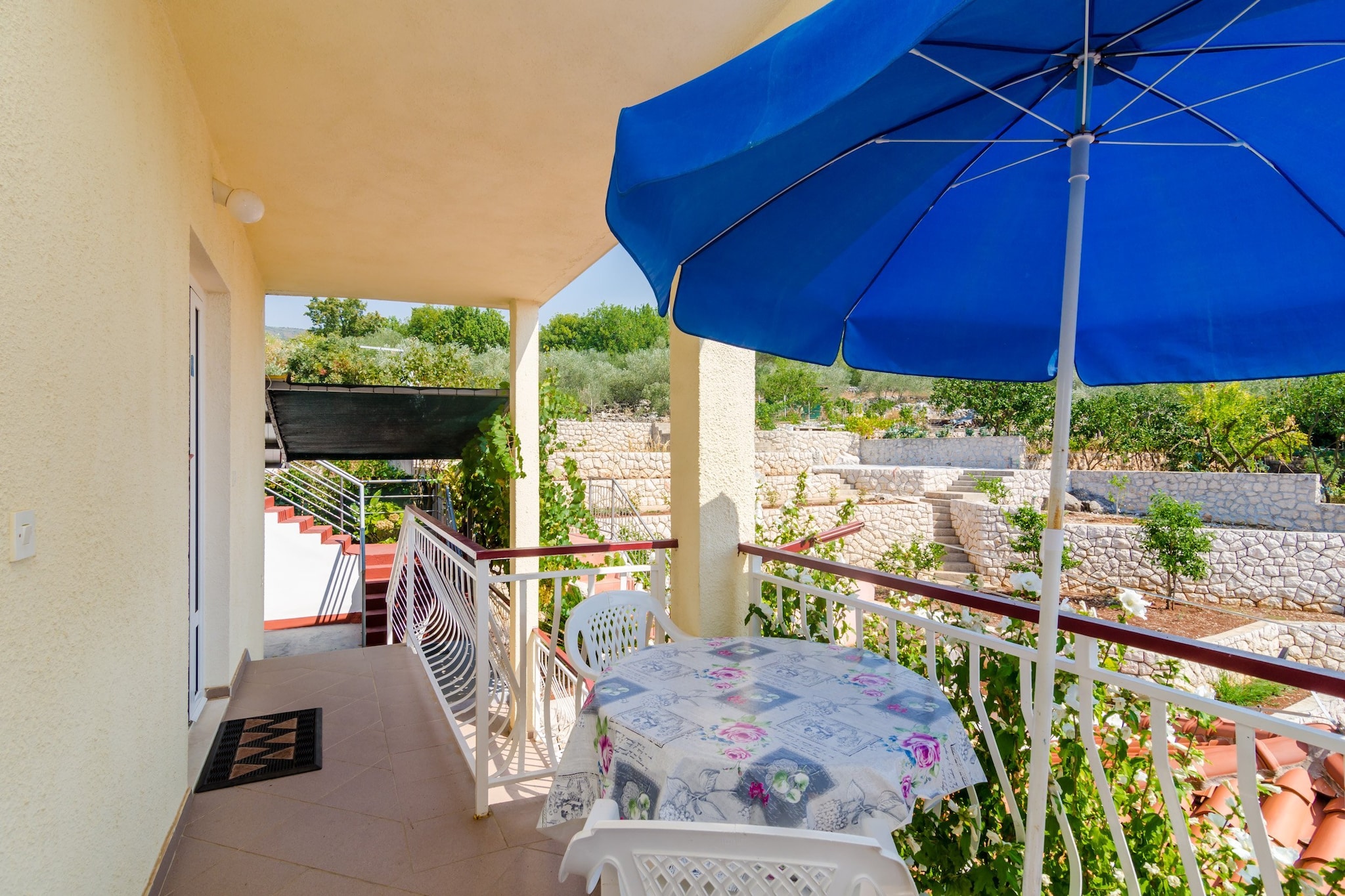 Apartments Rašica Molunat are located in Molunat, a quiet little place in Konavle region, 30 minutes ride to the Old Town of Cavtat and an hour a ride to the Old Town of Dubrovnik. Guest will have unlimited access to WiFi. Free private parking is available on site and luggage storage is available since the owner lives in the house.
Clothes washing is available upon request with additional extra charge of 5 euros.
This studio apartment features free WiFi, SAT TV, well equipped kitchenette with dining area, and a private bathroom. Common terraces and balconies with outdoor kitchen and BBQ are also at your disposal. Ironing facilities are on guests disposal.
Molunat Bay, where the accommodation is located is perfect place for relaxing vacation. It is a small tourist and fishing village, situated 27 km from Cavtat and 43.5 km from Dubrovnik, known for it's peaceful beauty of the untouched nature, sandy beaches, thick pine woods and beautiful blue sea, while archaeological findings confirms that Molunat has been inhabited since the ancient times. It is ideal place for a quiet family vacation away from the city crowd.
Dubrovnik Airport, located in Čilipi, is 20 km away from the Apartments Rašica Molunat