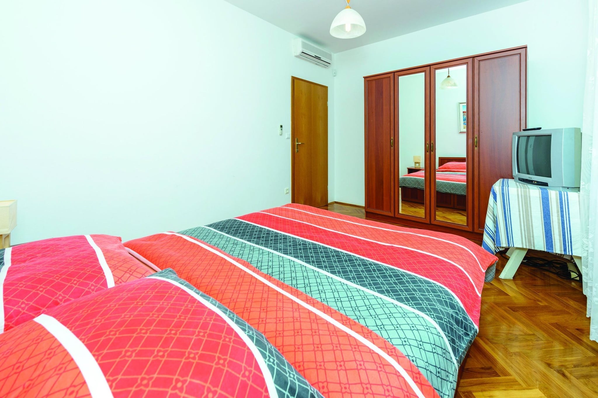 Villa Anka - Five-Bedroom Villa with Terrace and Swimming Pool-Slaapkamer