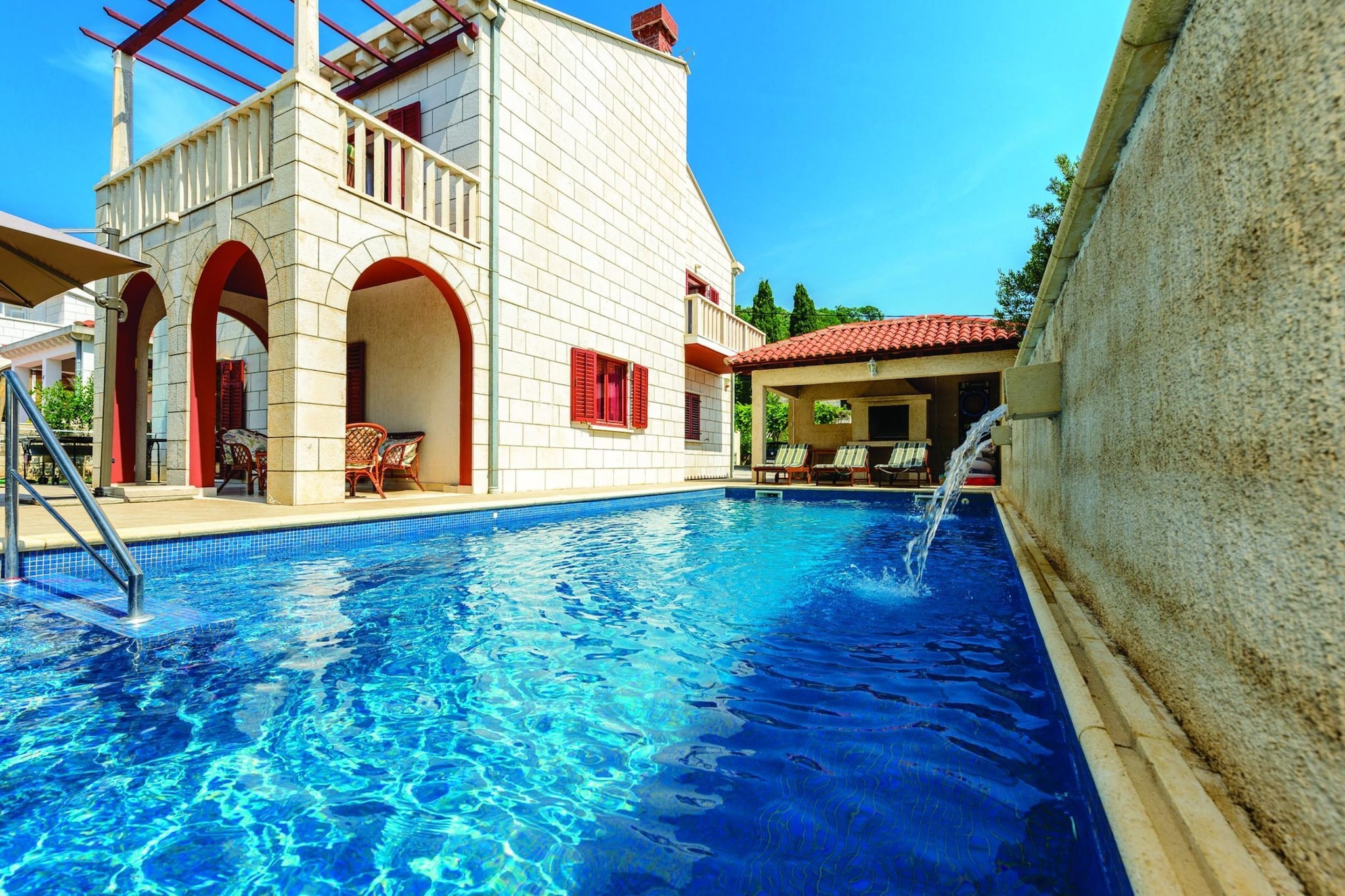 Villa Anka - Five-Bedroom Villa with Terrace and Swimming Pool-Buitenkant zomer