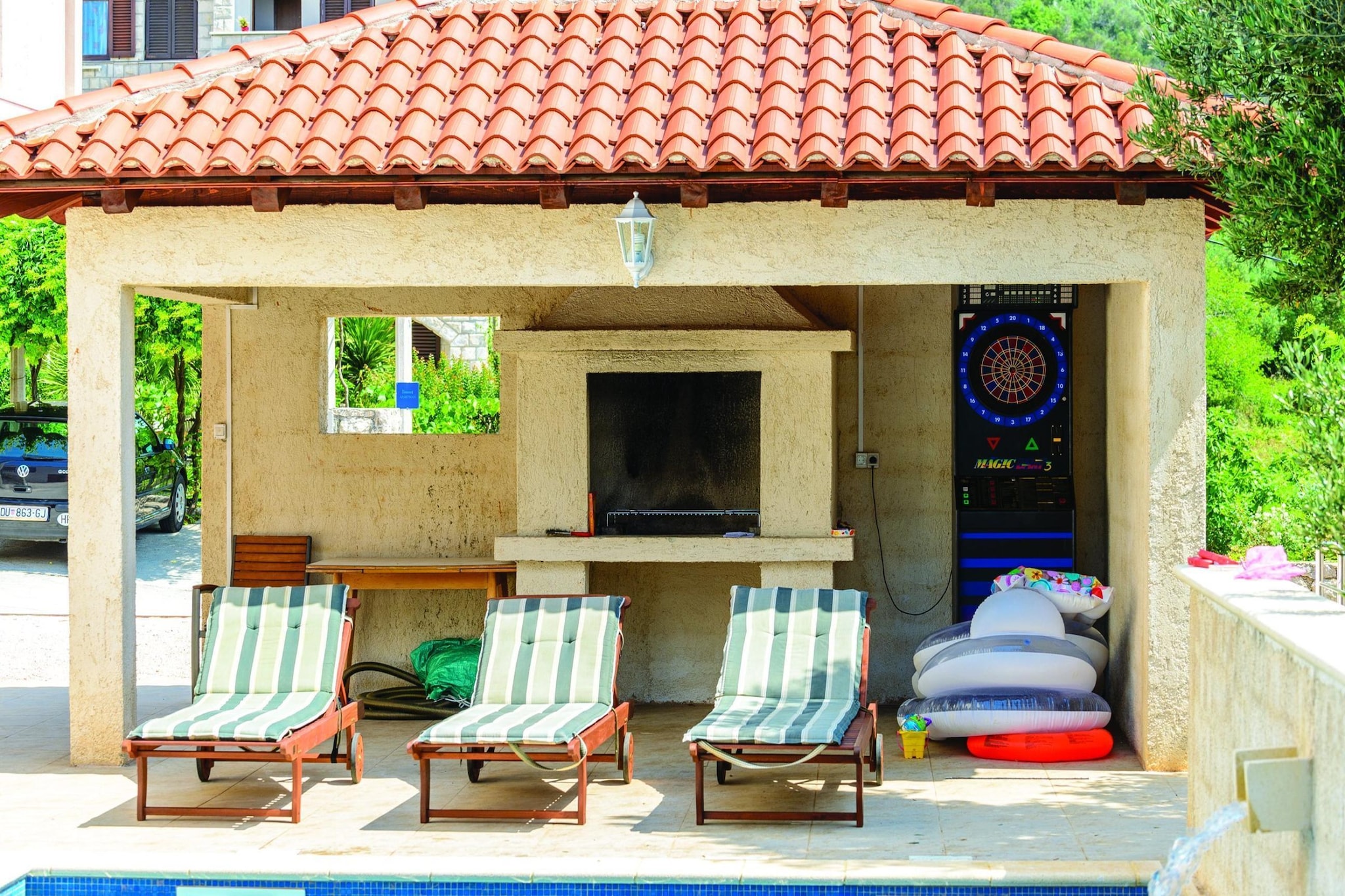 Villa Anka - Five-Bedroom Villa with Terrace and Swimming Pool-Buitenkant zomer