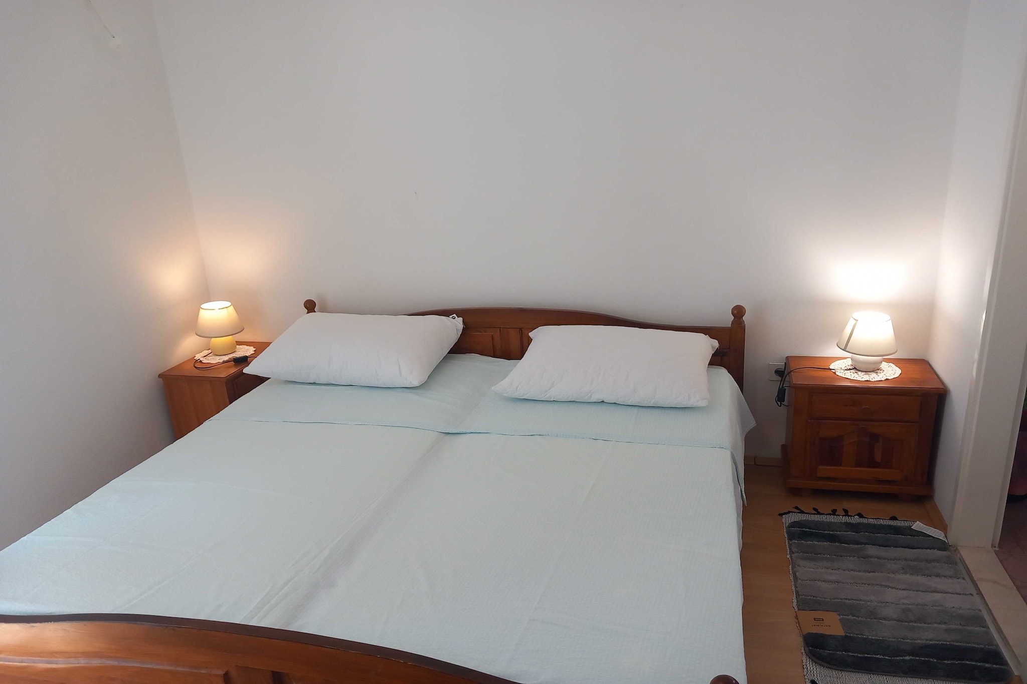 Guest House Mrdalo is located in Lapad, only 10 minutes from the beach and 10 minutes ride from the Old Town.  Property features 2 accommodation units.

This comfort  double  can comfortably accommodate up to 2 persons. 
It features one queen sized bed, air-conditioning and  WiFi network connection. Private bathroom comes with a bathtub and a hair-dryer.

Many shops, restaurants, cafe bars, parks and a beautiful sea side promenade are a 10 minute walk away, while the closest grocery store is only 250 meters away. Lapad bay with its promenade and beaches is approximately 5 minutes away.

Dubrovnik Bus Station and Ferry Port, connecting the mainland with various Dalmatian islands, are 10 minutes ride from the apartment, while Dubrovnik Airport is 24 km away.