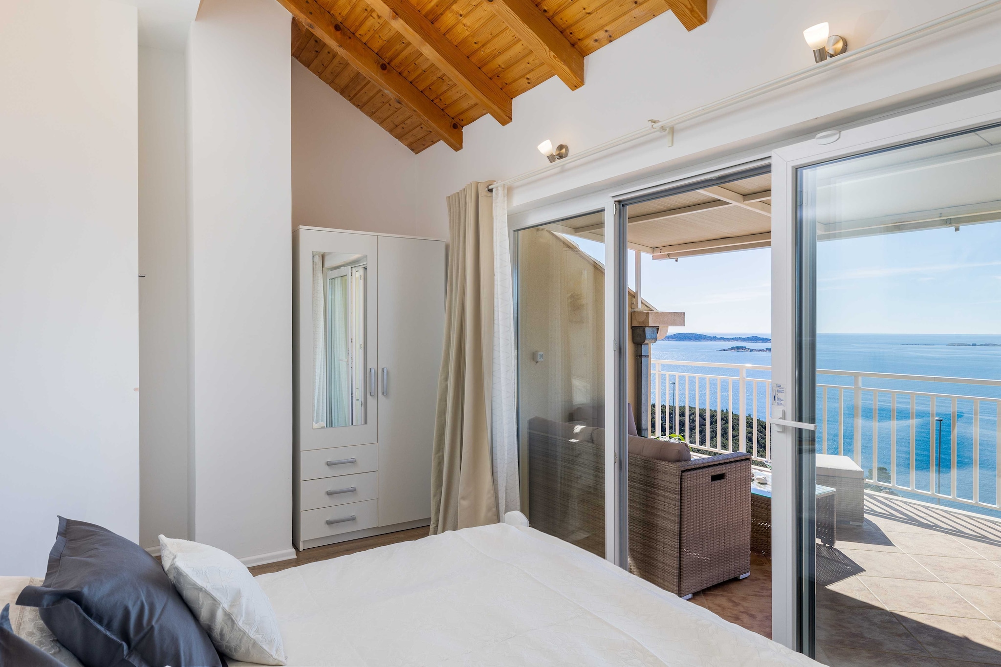 Apartment M&K - Two Bedroom Apartment with Balcony and Sea View-Slaapkamer