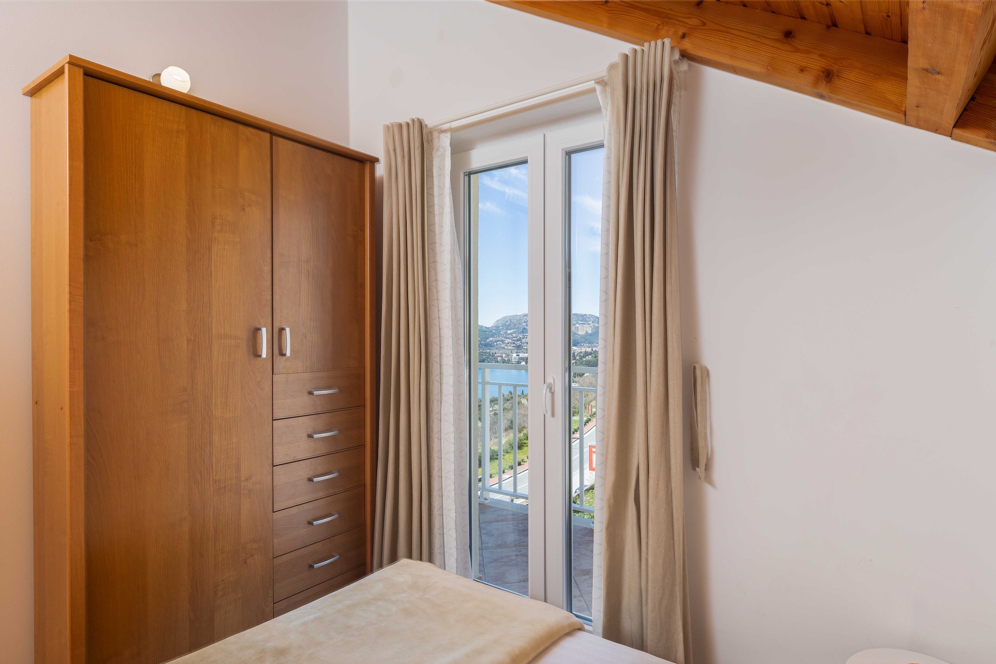 Apartment M&K - Two Bedroom Apartment with Balcony and Sea View-Slaapkamer