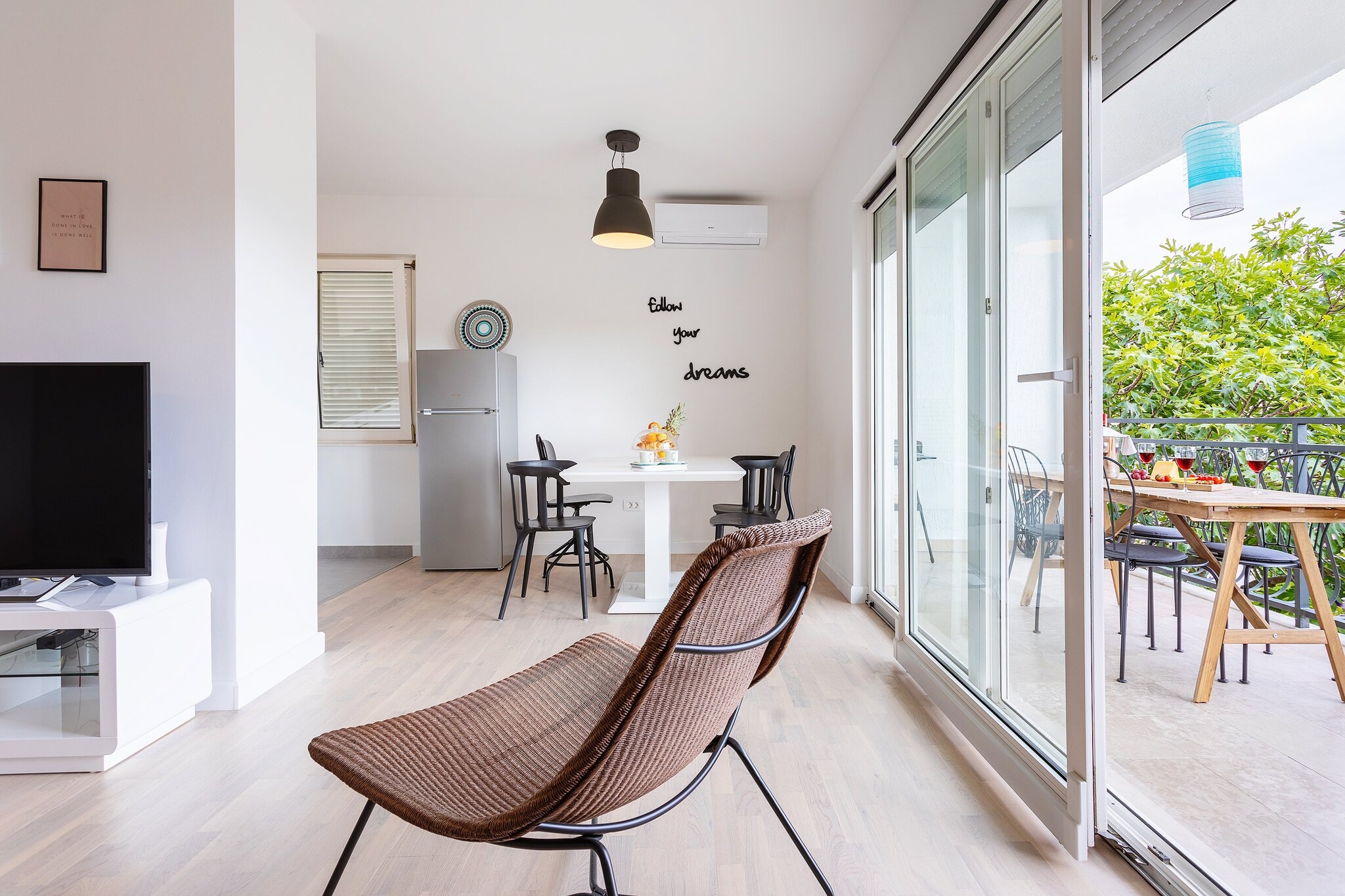 Apartment Black & White (ST) - Comfort Two Bedroom Apartment with Balcony