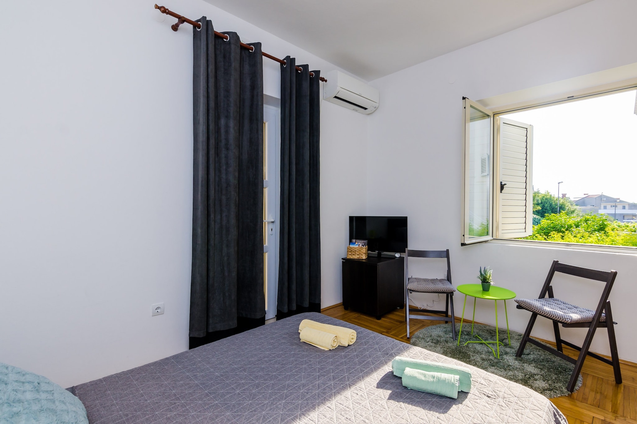 The Point Room, located in Lapad, is a perfect place for guests who love to enjoy the sun and the sea, being close to the touristic centre, but far enough to avoid the crowds and keep their peace and privacy.
The keys are in the key locker., Free parking 50 m from the building

This room is perfect fit for up to two persons. 
It is situated on the ground floor and has city view. It is air-conditioned and  features free WiFi, plasma TV, refrigerator, water kettle. 
Private bathroom comes with shower and hairdryer.

Dubrovnikâ€™s Old Town is just 10 minute bus ride away, with a bus stop 400 meters from the property. Apartment is 3,2 km from Stradun and the Walls of Dubrovnik.

Dubrovnik Bus Station and Ferry Port, connecting the mainland with various Dalmatian islands, are 6 minutes ride from the apartment, while Dubrovnik Airport is 22.3km away.