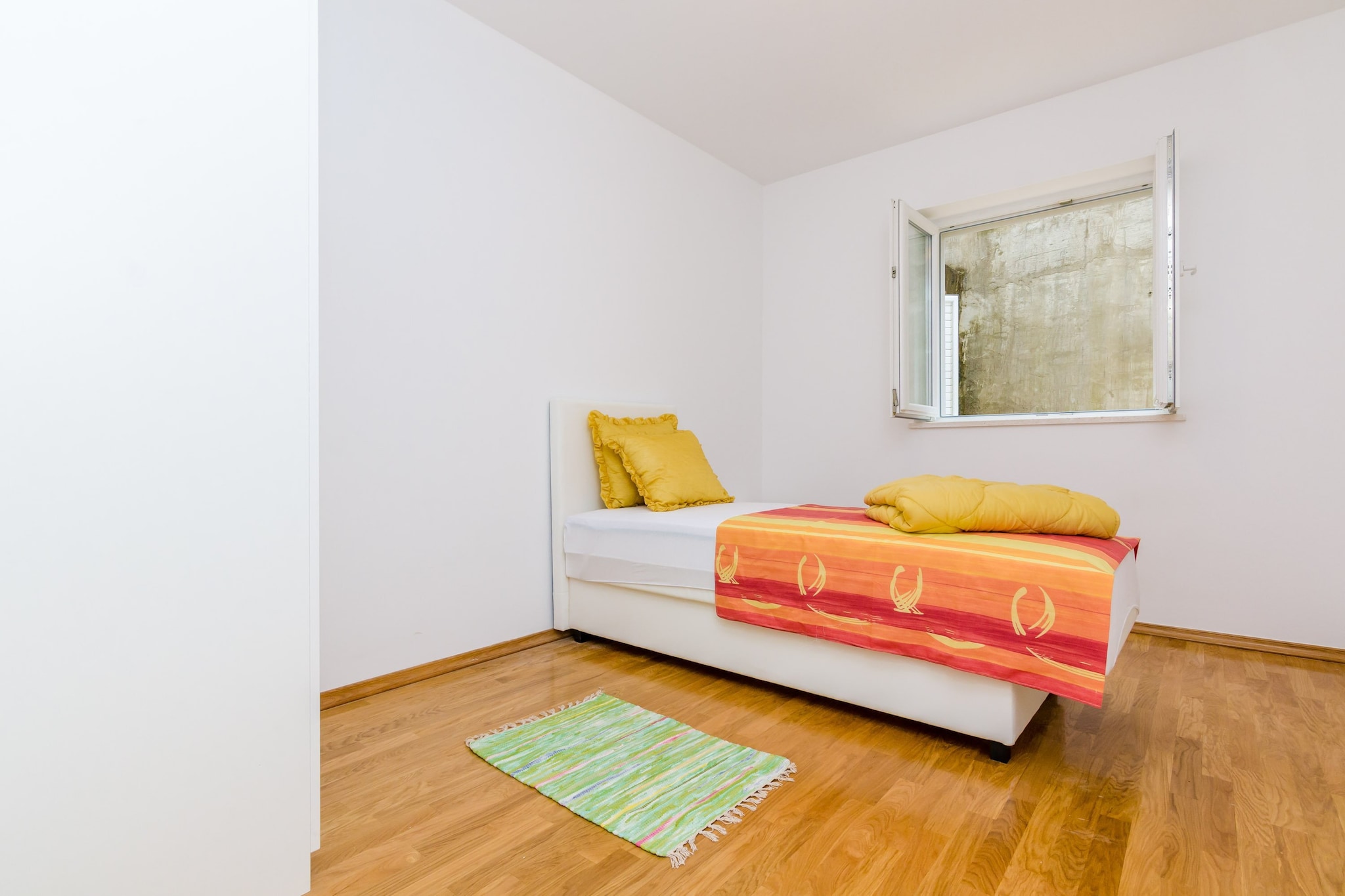 Grand Apartment - Three Bedroom Apartment with Terrace and Partial Sea View-Slaapkamer