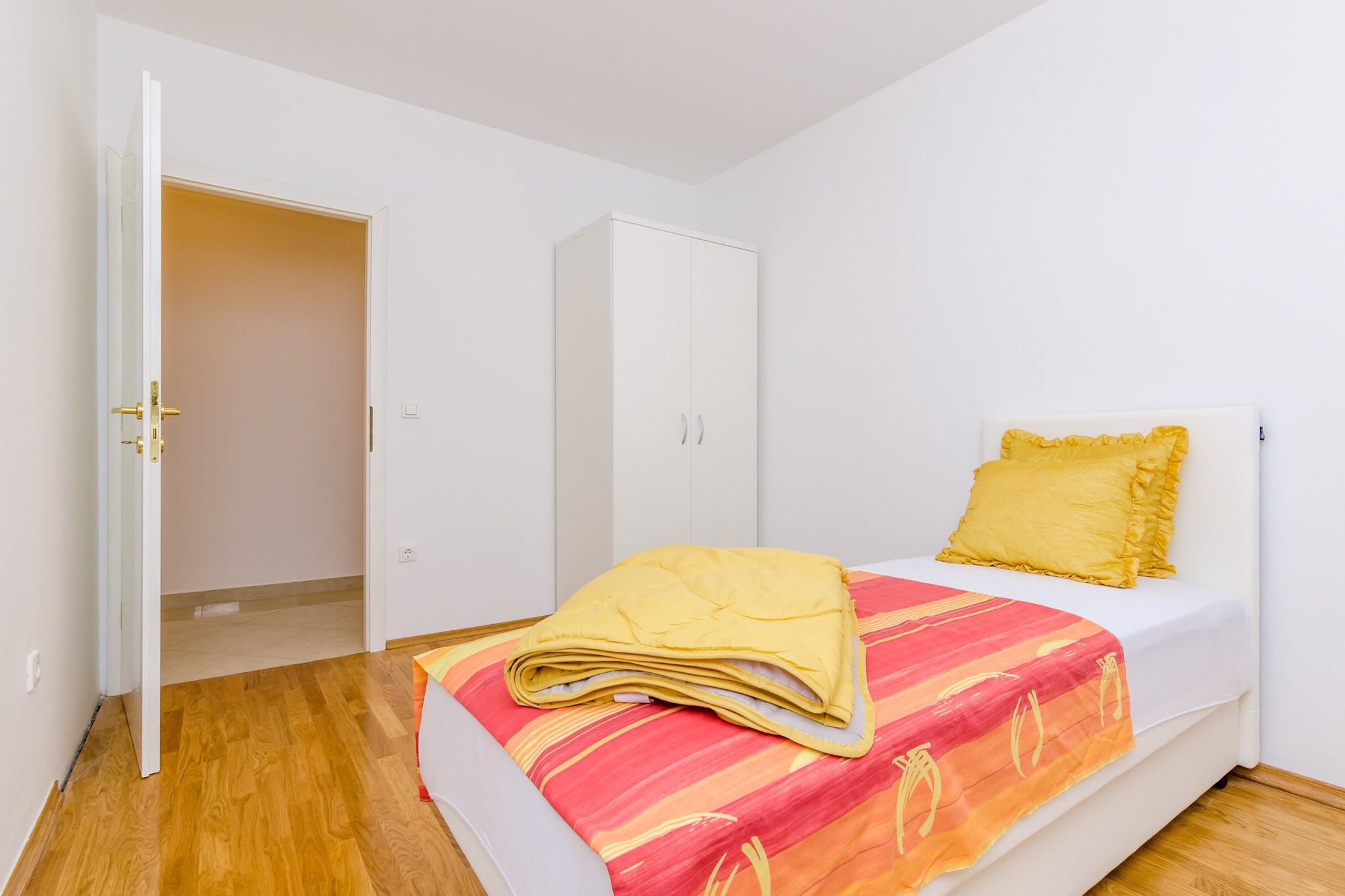 Grand Apartment - Three Bedroom Apartment with Terrace and Partial Sea View-Slaapkamer