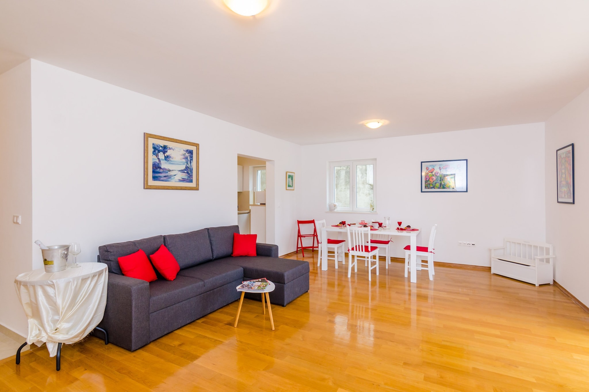 Grand Apartment - Three Bedroom Apartment with Terrace and Partial Sea View-Woonkamer