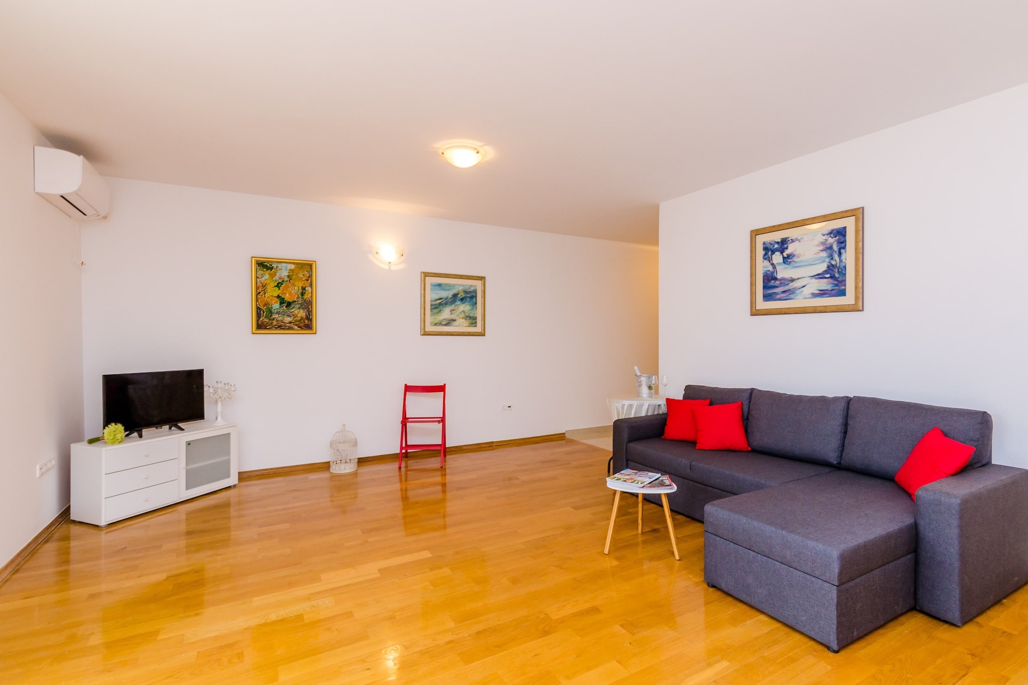 Grand Apartment - Three Bedroom Apartment with Terrace and Partial Sea View-Woonkamer
