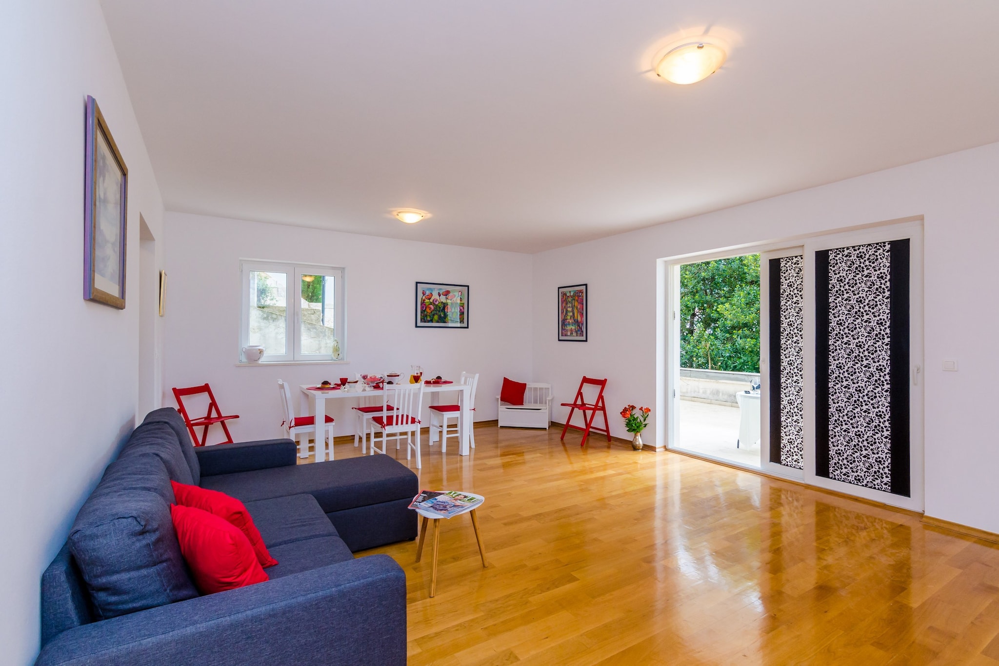 Grand Apartment - Three Bedroom Apartment with Terrace and Partial Sea View-Woonkamer