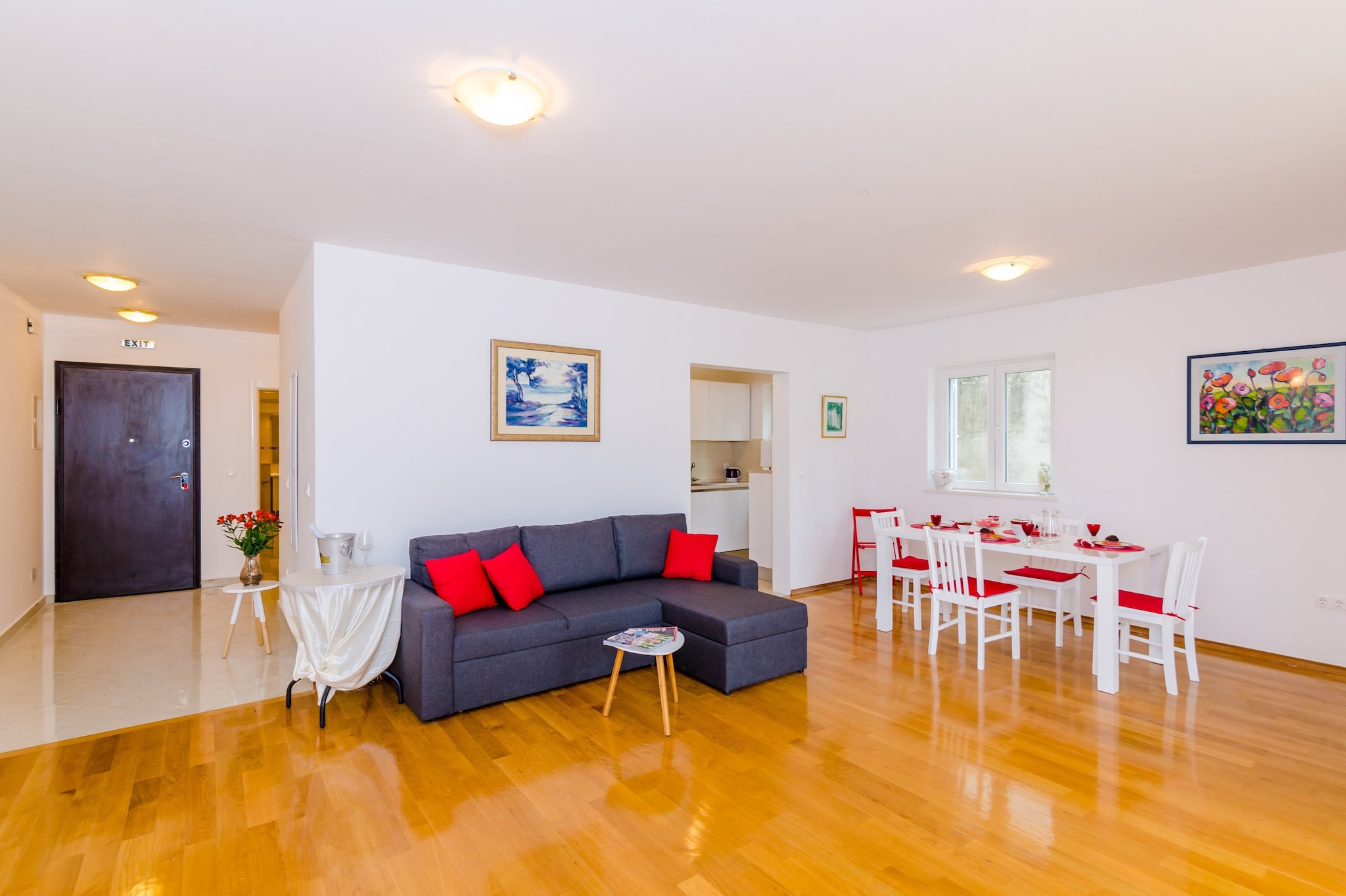 Grand Apartment - Three Bedroom Apartment with Terrace and Partial Sea View-Woonkamer