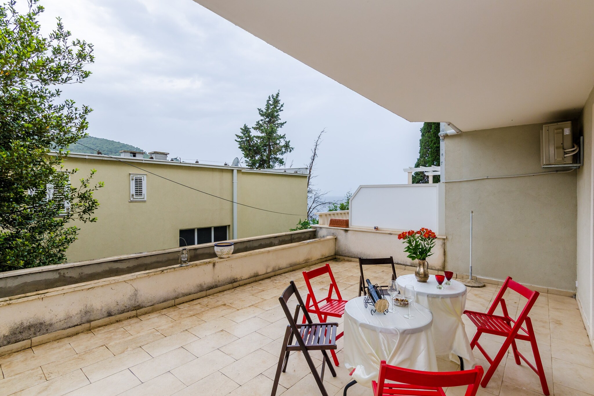 Grand Apartment - Three Bedroom Apartment with Terrace and Partial Sea View-Terras