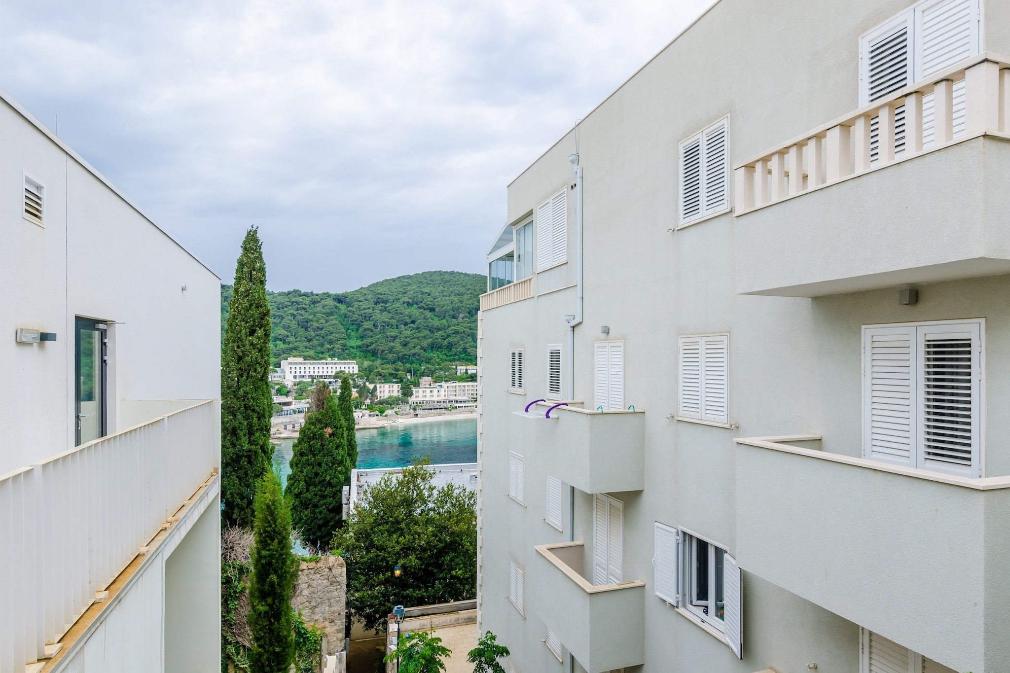 Grand Apartment - Three Bedroom Apartment with Terrace and Partial Sea View-Buitenlucht