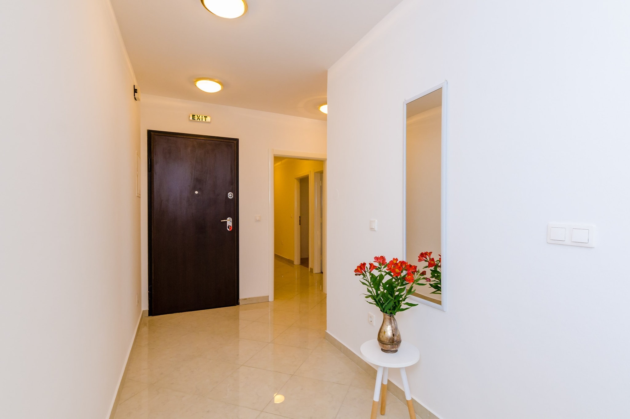 Grand Apartment - Three Bedroom Apartment with Terrace and Partial Sea View-Binnen