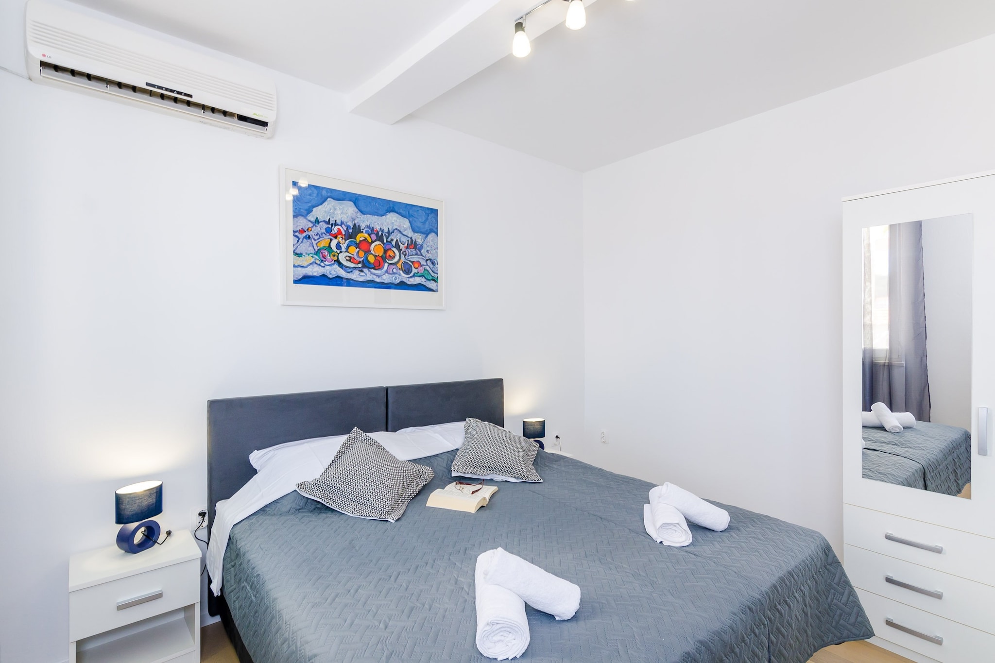 Miracle Apartments - Comfort Studio Apartment with Terrace and City View