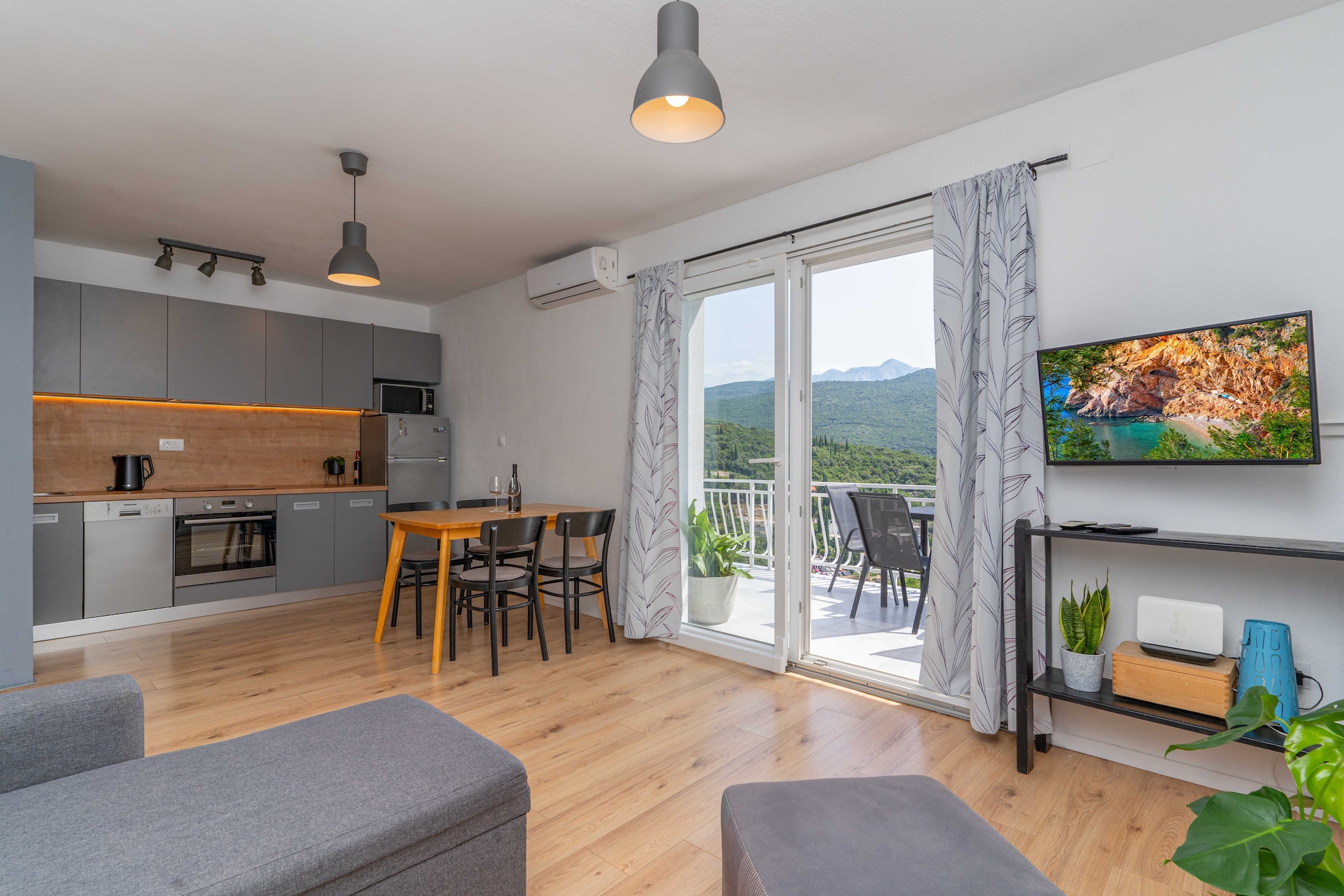 Apartment Konak - Two Bedroom Apartment with Terrace and Sea View-Binnen