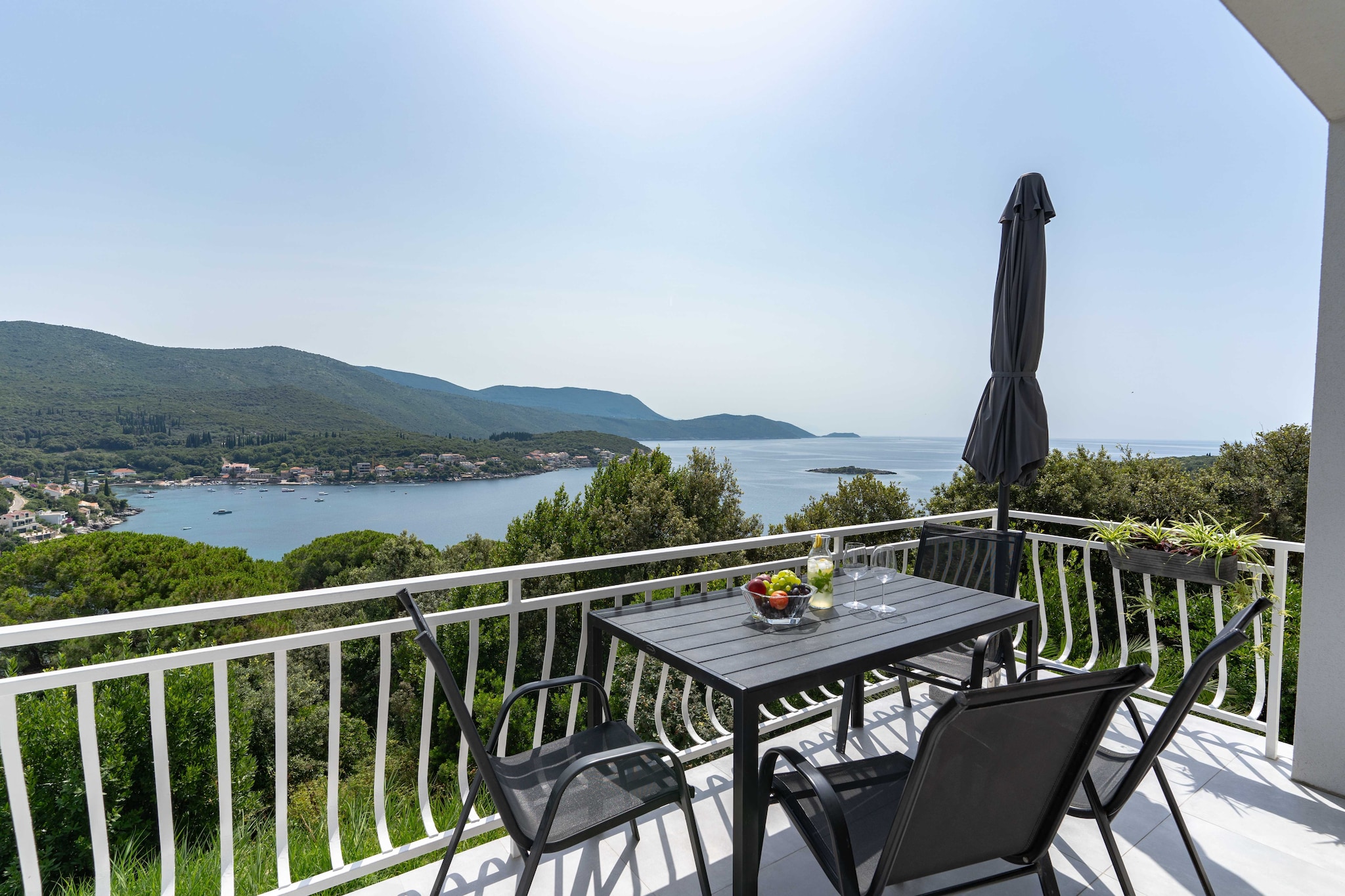 Apartment Konak - Two Bedroom Apartment with Terrace and Sea View-Buitenlucht
