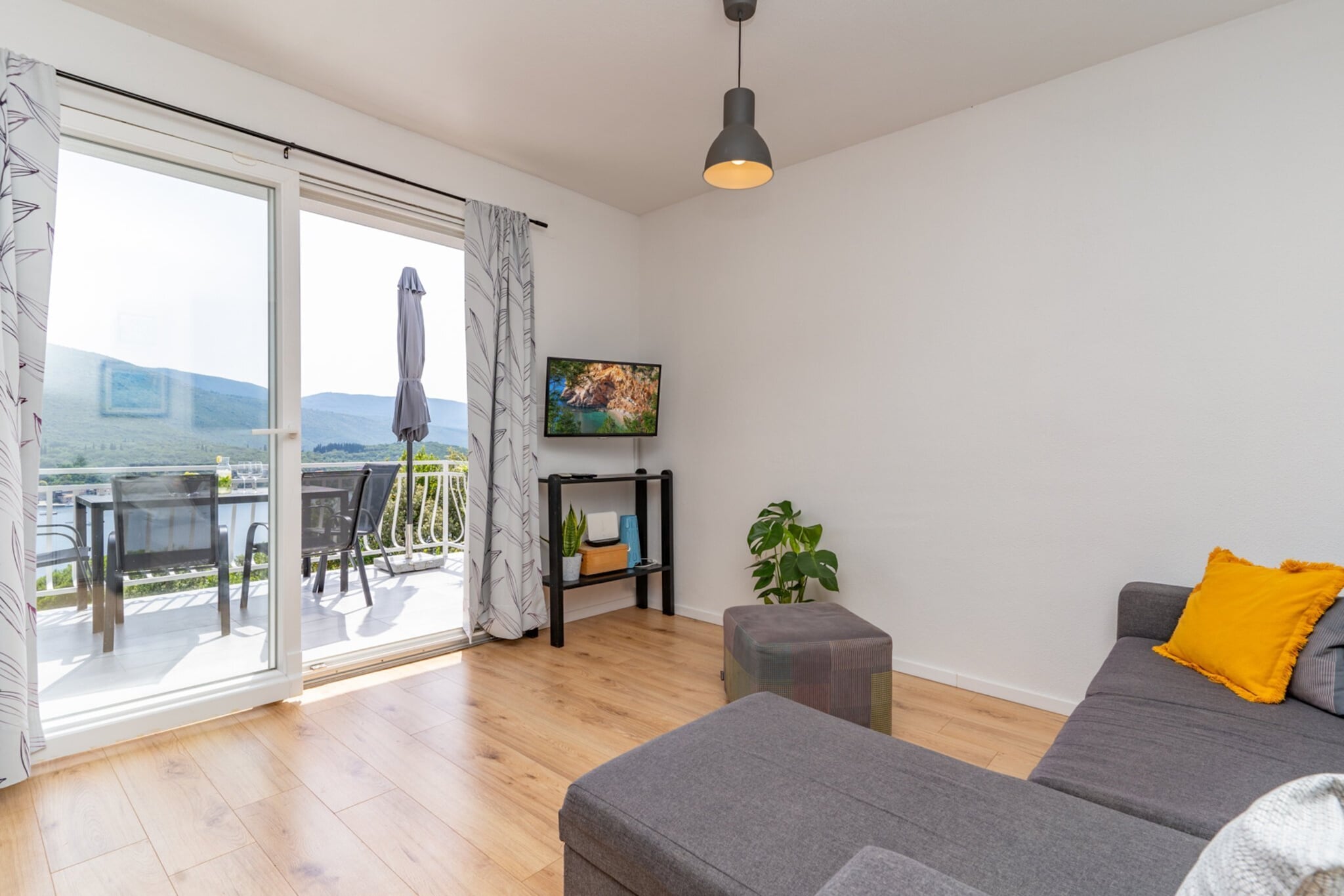 Apartment Konak - Two Bedroom Apartment with Terrace and Sea View-Binnen
