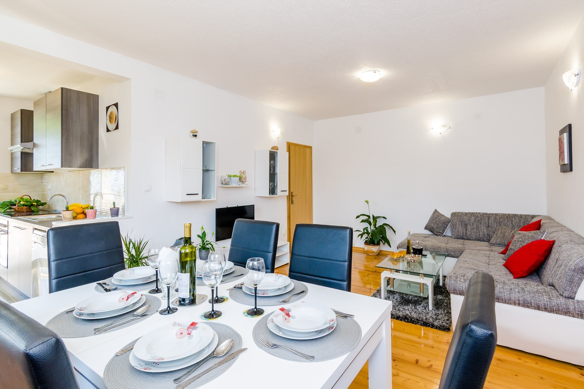 Apartment &  Rooms MaÅ¾din - One Bedroom Apartment with Balcony and Sea View