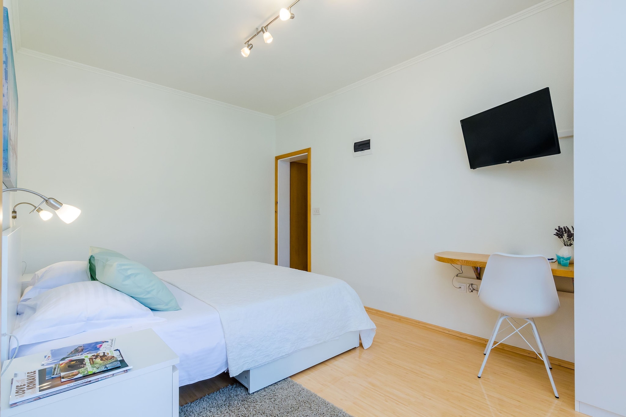 Apartments Sara (Molunat) - One Bedroom Apartment with Terrace and Sea View-Chambre
