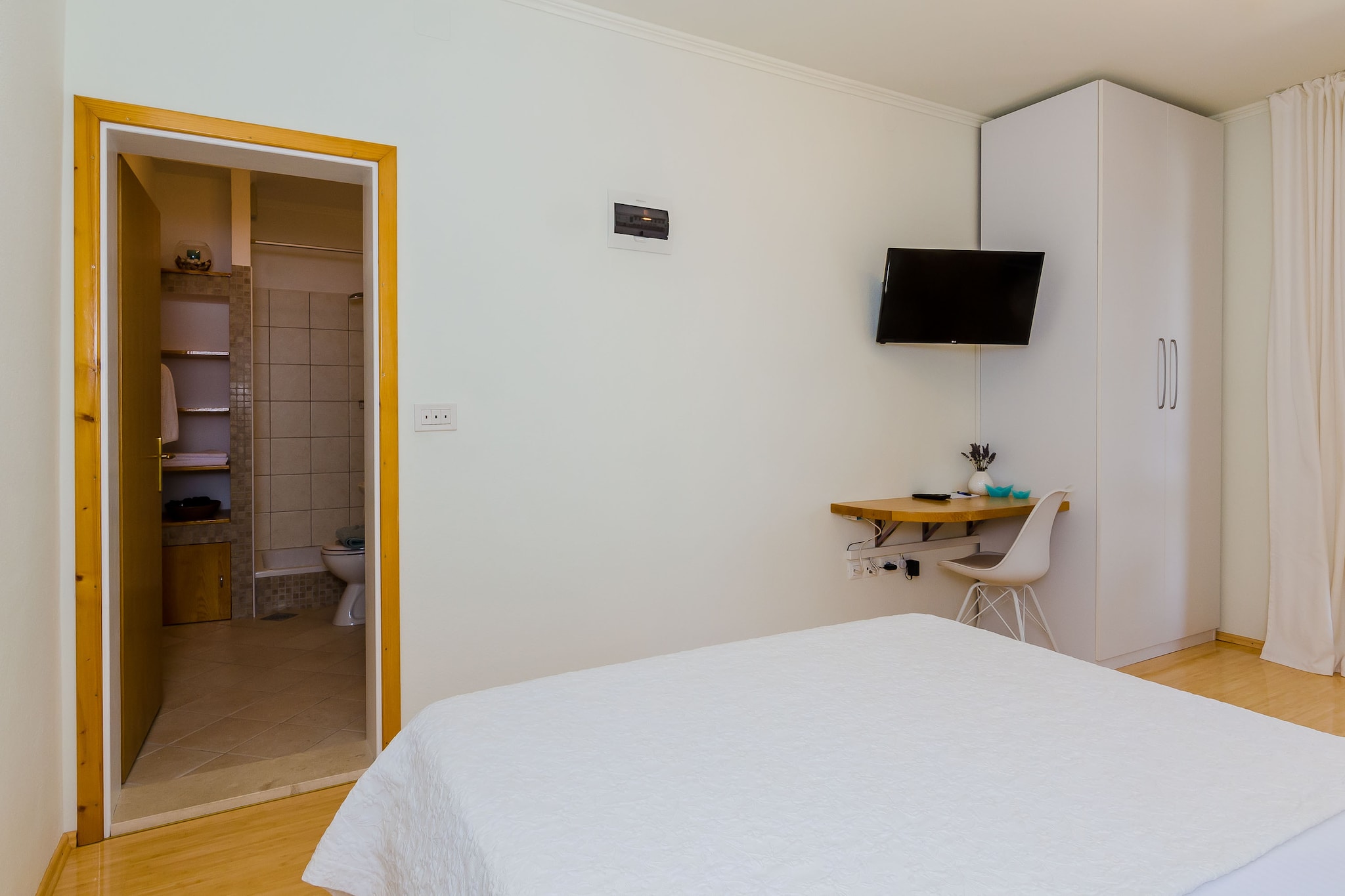 Apartments Sara (Molunat) - One Bedroom Apartment with Terrace and Sea View-Chambre