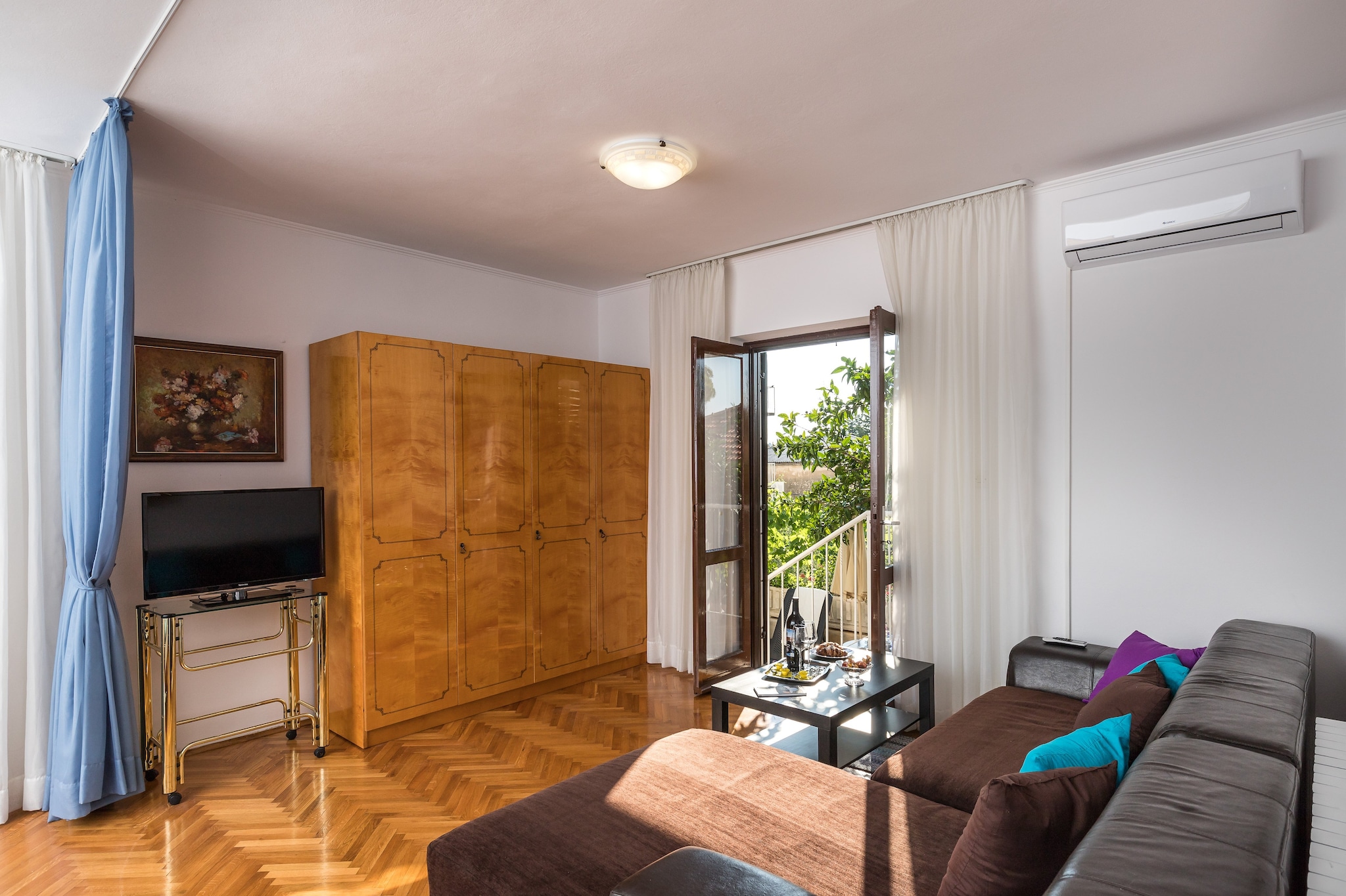 Apartment Vukic is located just 800 m away from the Old Town of Dubrovnik.
Luggage storage before check in and after check out are available, so that you can explore the area a bit more before departure.
Parking is free and available on site.
This lovely studio apartment is a perfect fit for up to three persons.
It features air conditioning, Wi- Fi and flat- screen cable TV. Kitchen is well and comes with dining area, while seating area includes sofa. Private bathroom offers shower and hairdryer.
Terrace with an outdoor seating area and garden view is at guests disposal.
Ironing facilities and washing machine are available.
Only a 10-minute walk from UNESCO-protected Old City of Dubrovnik
In the Old Town guests can explore the monumental Dubrovnik Walls and Stradun Promenade or relax at one of the many picturesque cafes and restaurants. Beautiful panoramic views of the city and the islands can be enjoyed while riding Dubrovnik Cable Car.
The main bus station and ferry port are located 2 km , and Dubrovnik Airport is 20 km away from Apartment Vukic.