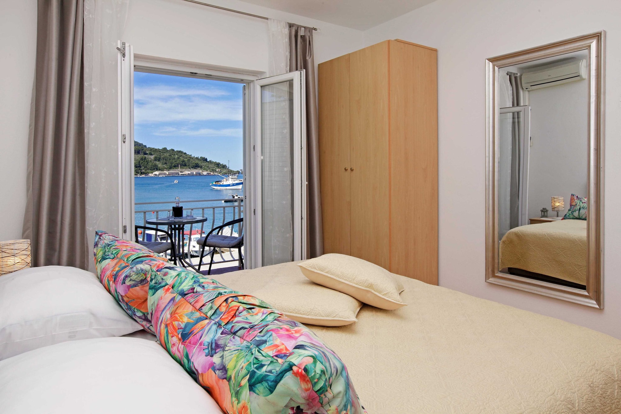 Sunshine Apartment Doda - Three Bedroom Apartment with Balcony and Sea View-Slaapkamer