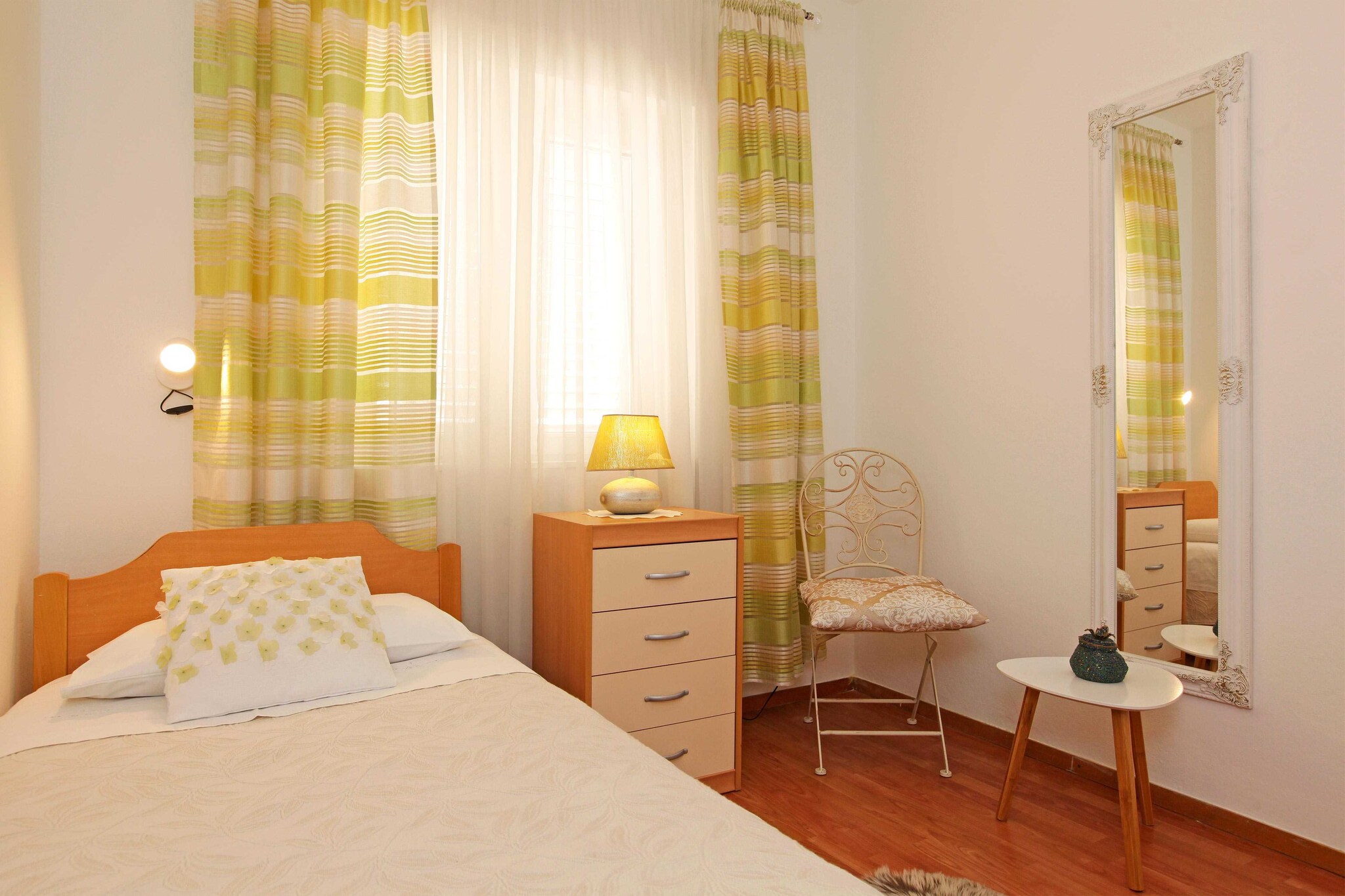 Sunshine Apartment Doda - Three Bedroom Apartment with Balcony and Sea View-Slaapkamer