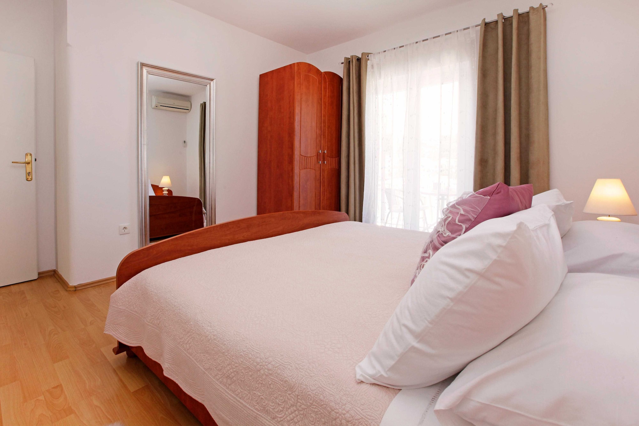 Sunshine Apartment Doda - Three Bedroom Apartment with Balcony and Sea View-Slaapkamer