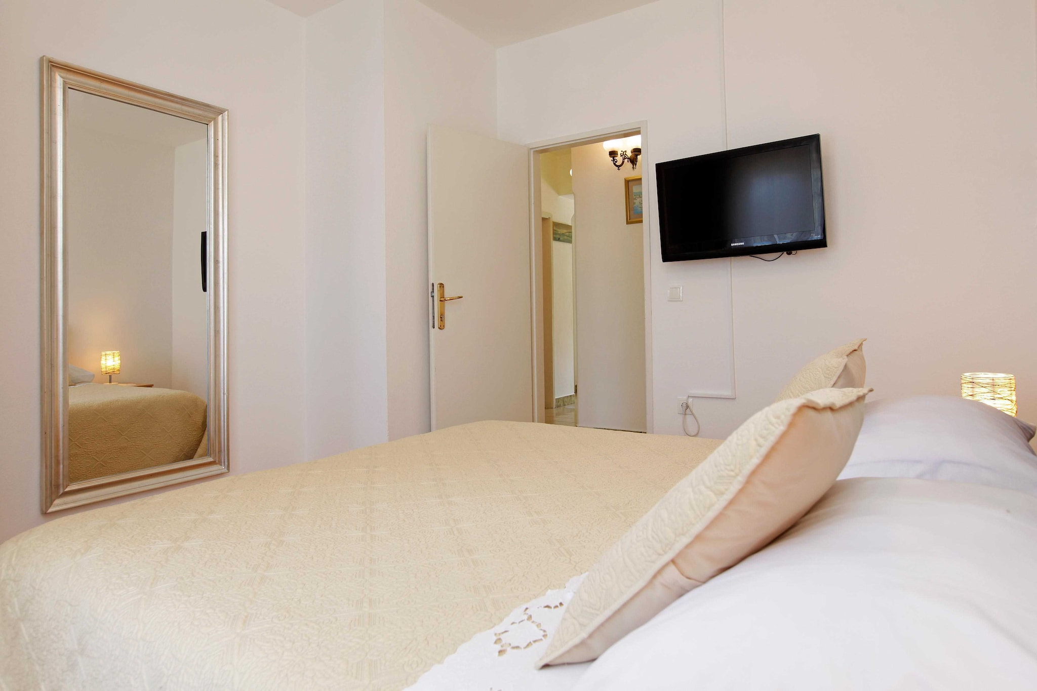 Sunshine Apartment Doda - Three Bedroom Apartment with Balcony and Sea View-Slaapkamer