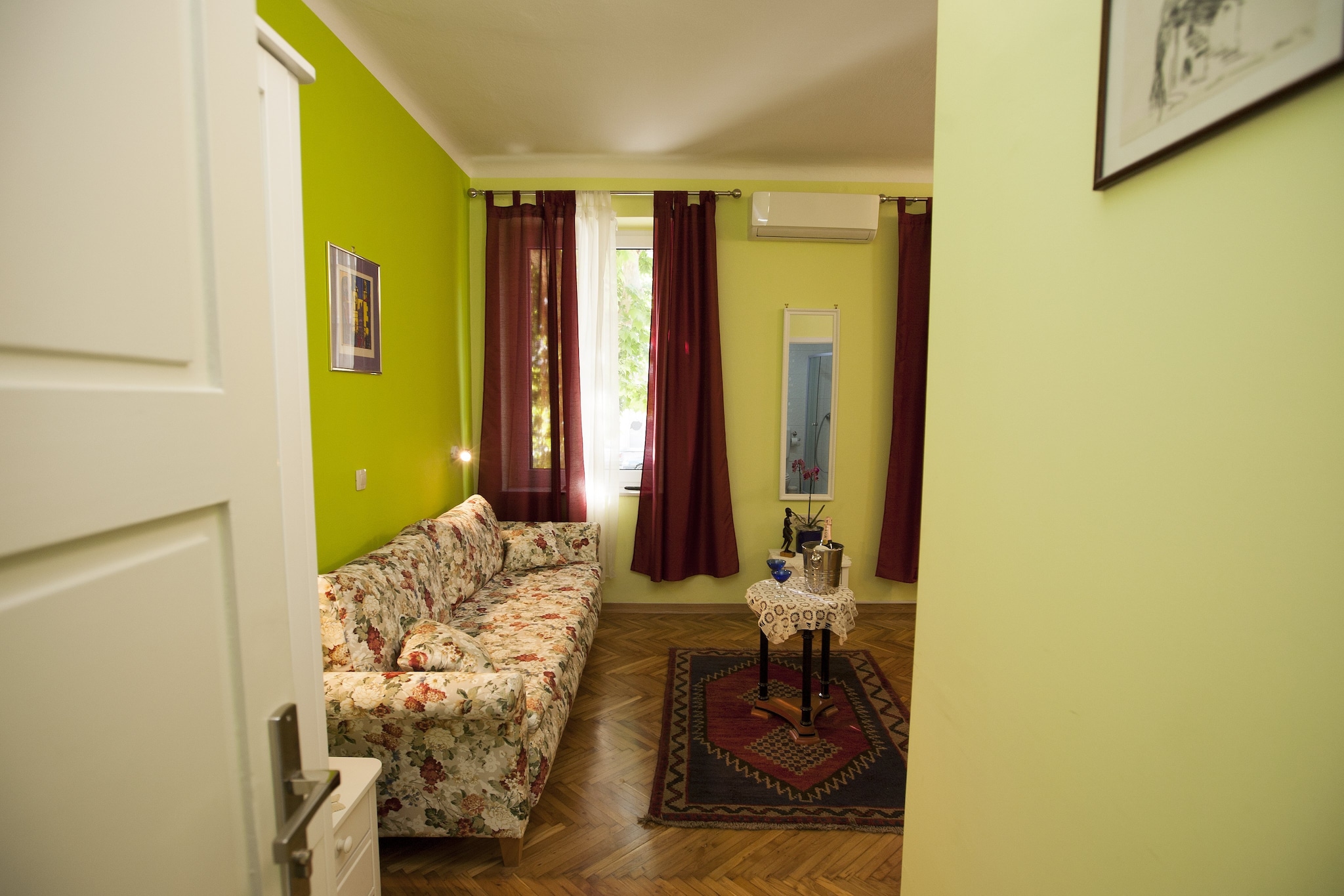 Zen Apartment - One Bedroom Apartment-Woonkamer