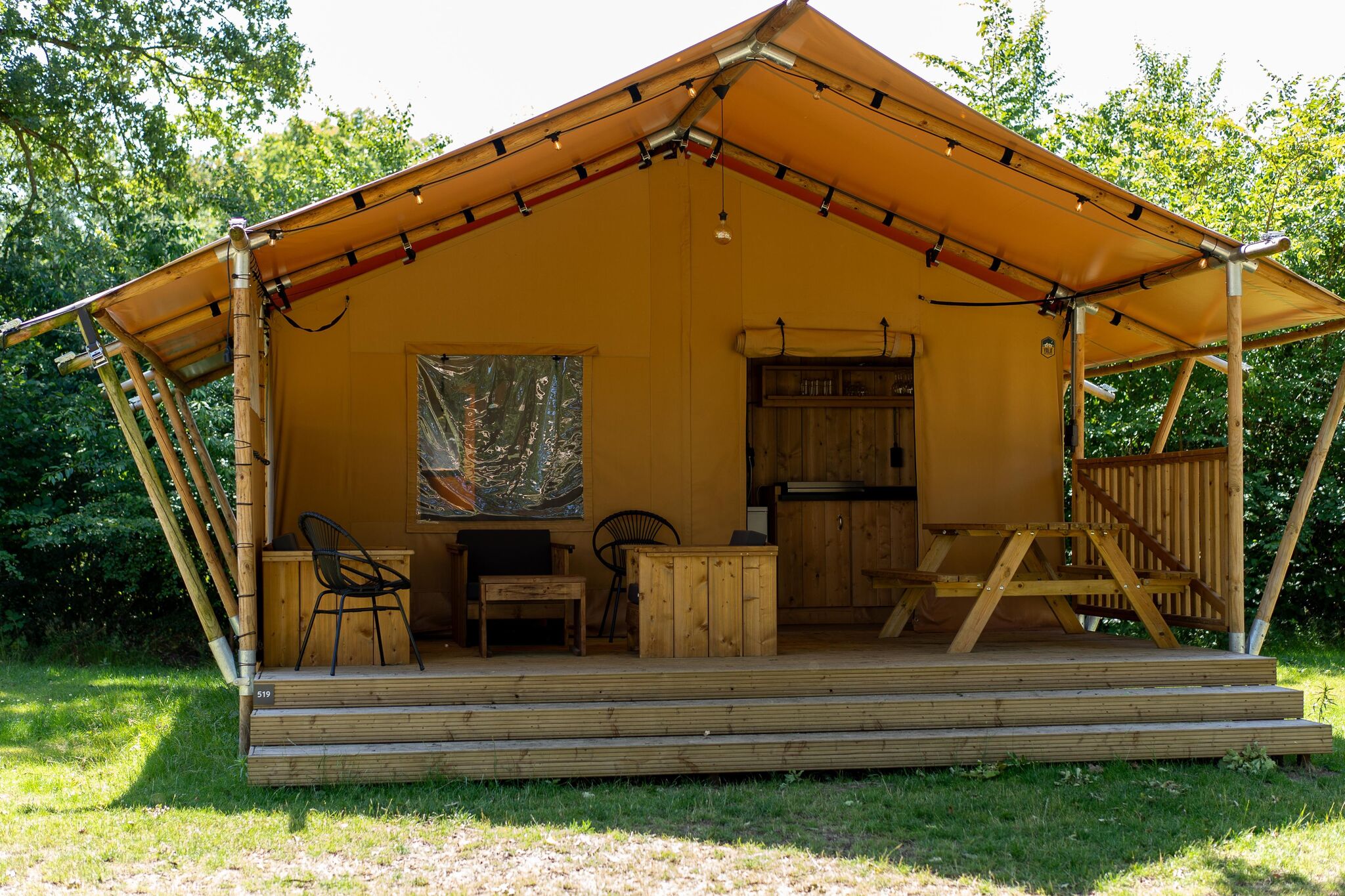 Nice safari tent with bathroom, at Hunebedcentrum