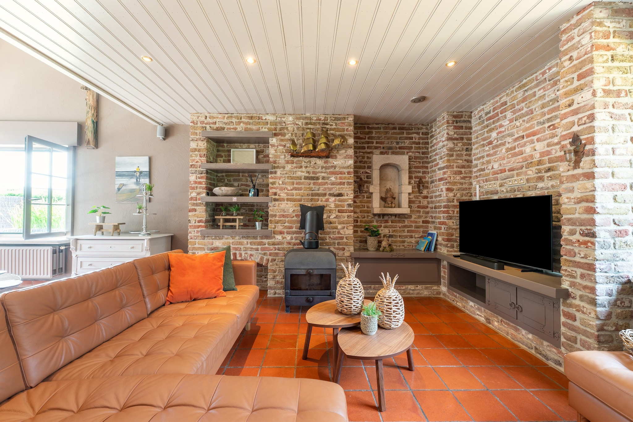 An optional utilities and service fee of EUR 350,00 will be charged before your arrival. Details are given below.<br> This extremely luxurious holiday home has a great location, just outside the centre on a cul-de-sac. In this oasis of tranquillity, you can enjoy your beautiful surroundings and the various facilities that the home has to offer. Ideal for holidays with family or friends or for business meetings. You can reach the woods, the cosy city center and even the vibrant nightlife in no time. You will find a wide range of high-quality restaurants. Discover the impressive flora and fauna during walking tours through the Provincial Recreational Domain of Zilvermeer. A flying club where you can go gliding is also located within a radius of 10 km. Lght the barbecue or the outdoor fireplace for a relaxing evening. The residence has a bicycle shed where electric bicycles can be charged. Enjoy the view of the setting sun before getting ready for a carefree night's sleep in the bedrooms that are furnished as luxury hotel suites, each with its own bathroom, air conditioning, TV and box-spring mattress. <br><b> Optional Utilities & Service Package </b><br><b> An optional utilities and service package of EUR 350,00 </b> can be selected prior to your arrival. You will receive a separate communication with the payment link should you wish to include it.<br>This package ensures a seamless stay and conveniently covers services such as final cleaning, utility consumption, service support, and protection against minor damages or incidental costs during your stay.<br>Guests who prefer may manage these services independently, provided the property is returned in good order at check-out.