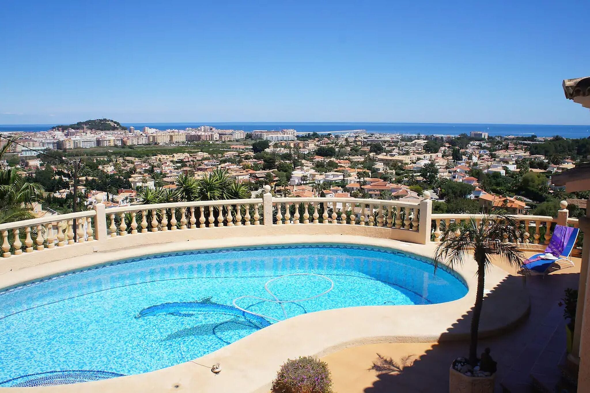 Agréable maison de vacances à Denia avec piscine privée