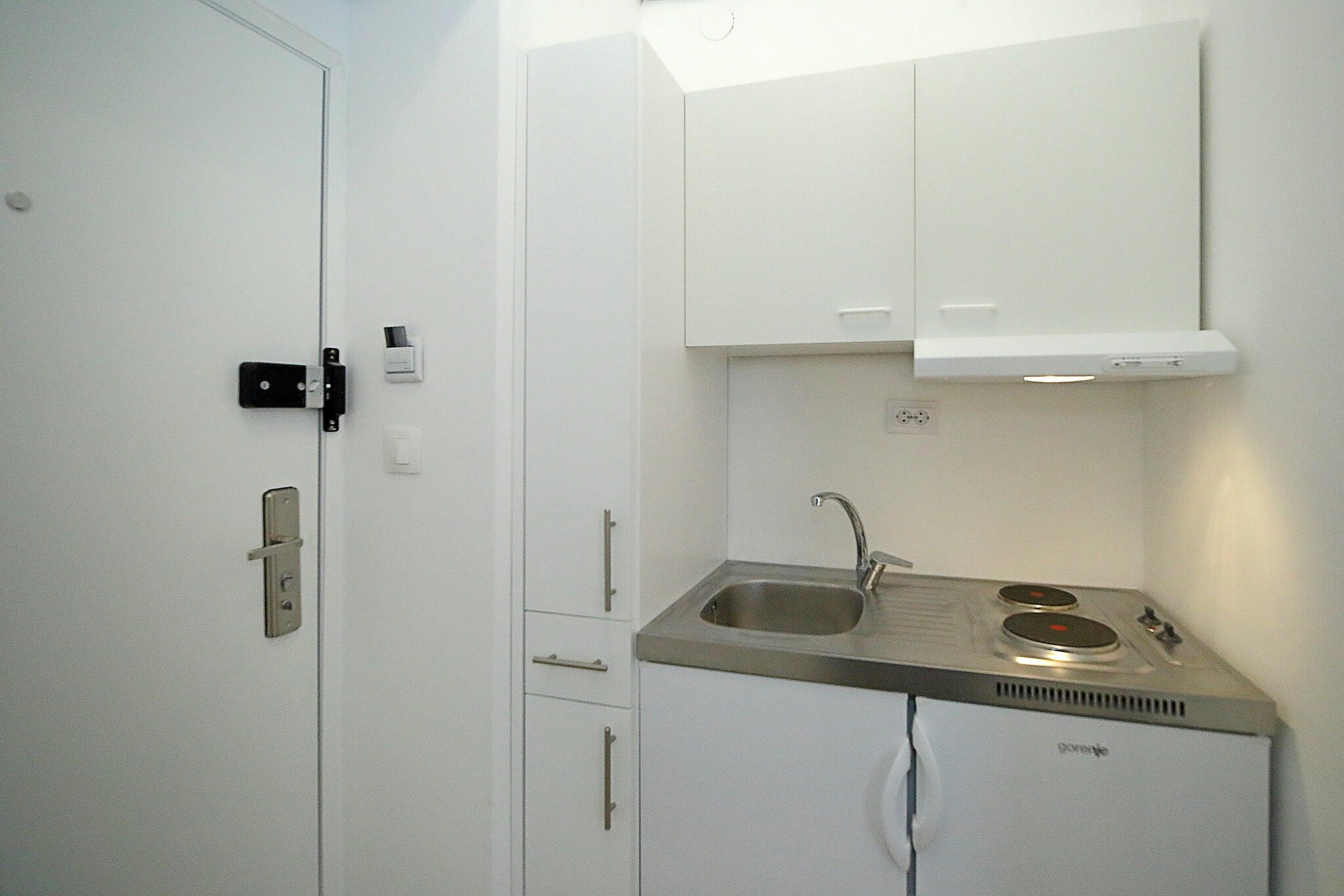 Studio O offers self-catering accommodation by the sea in GruÅ¾ area, residential neighborhood of Dubrovnik close to the ferry port and main bus terminal. Studio is air conditioned and features large double bed, kitchen, and private bathroom. Free WiFi is provided throughout and luggage storage is possible prior to check-in.

This lovely studio with sea view features free WiFi, air conditioning and flat-screen TV, as well as kitchen fitted with stove, microwave, refrigerator, freezer, water kettle, toaster and dining table. Private bathroom comes with walk-in shower and hairdryer, and towels are provided. 

Iron and ironing board will be at guests' disposal.

Studio O is located in GruÅ¾ area, popular neighborhood of Dubrovnik, close to the ferry port, main bus station and downtown. Various restaurants, cafe bars, banks, supermarkets and green market can be found within 500 m range. The nearest bus stop with frequent connections to the Old Town is just 200 m away.

Dubrovnik Bus Station and Ferry Port, connecting the mainland with various Dalmatian islands, are just 5 minutes walk from the apartment, while Dubrovnik Airport is 21 km away.